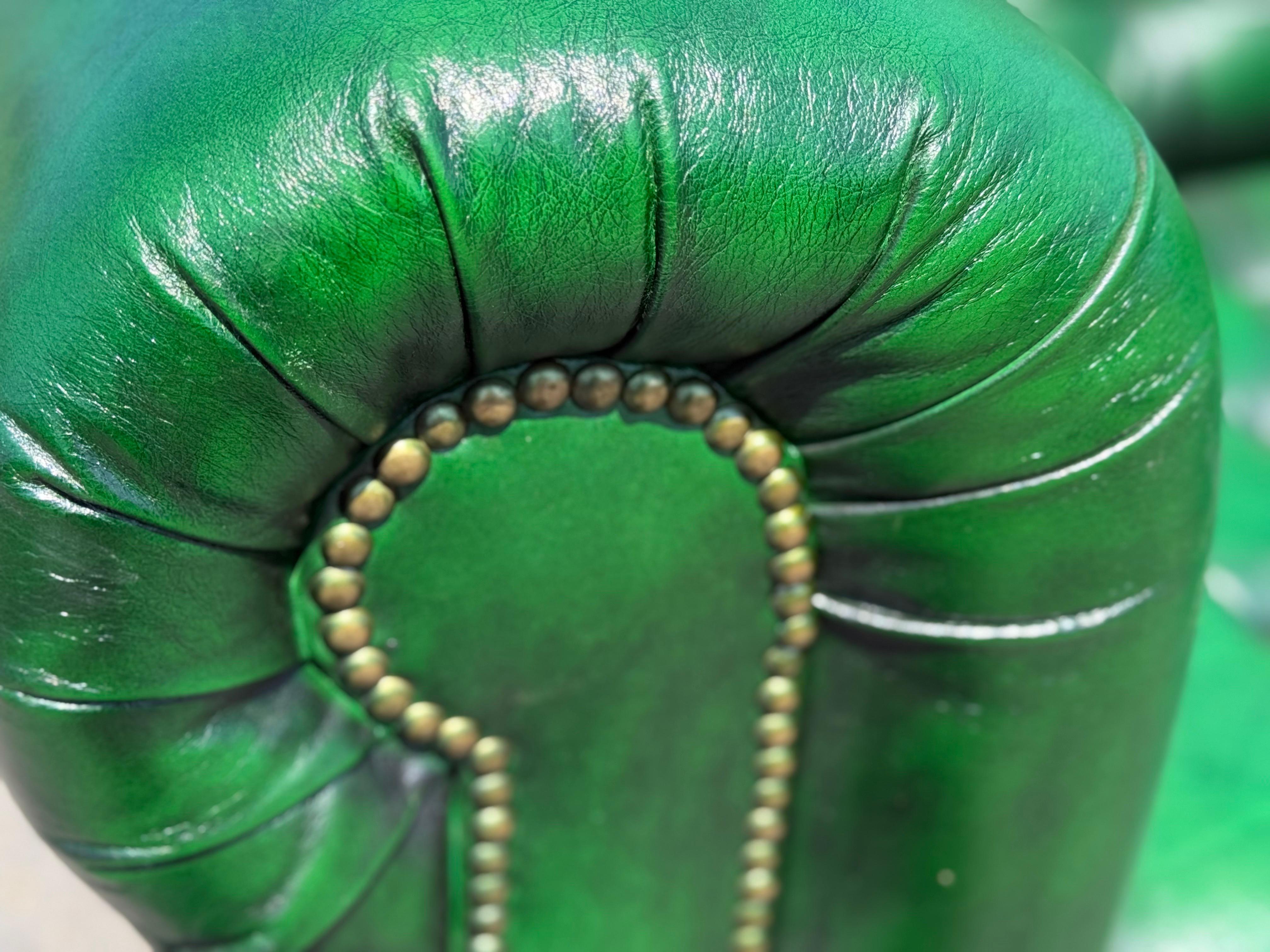 Si tratta di uno splendido divano color verde smeraldo realizzato in vera pelle con una finitura antica tinta a mano con bellissime sfumature di verde più scuro e più chiaro.  per tutta la durata del brano. Il divano è in condizioni assolutamente