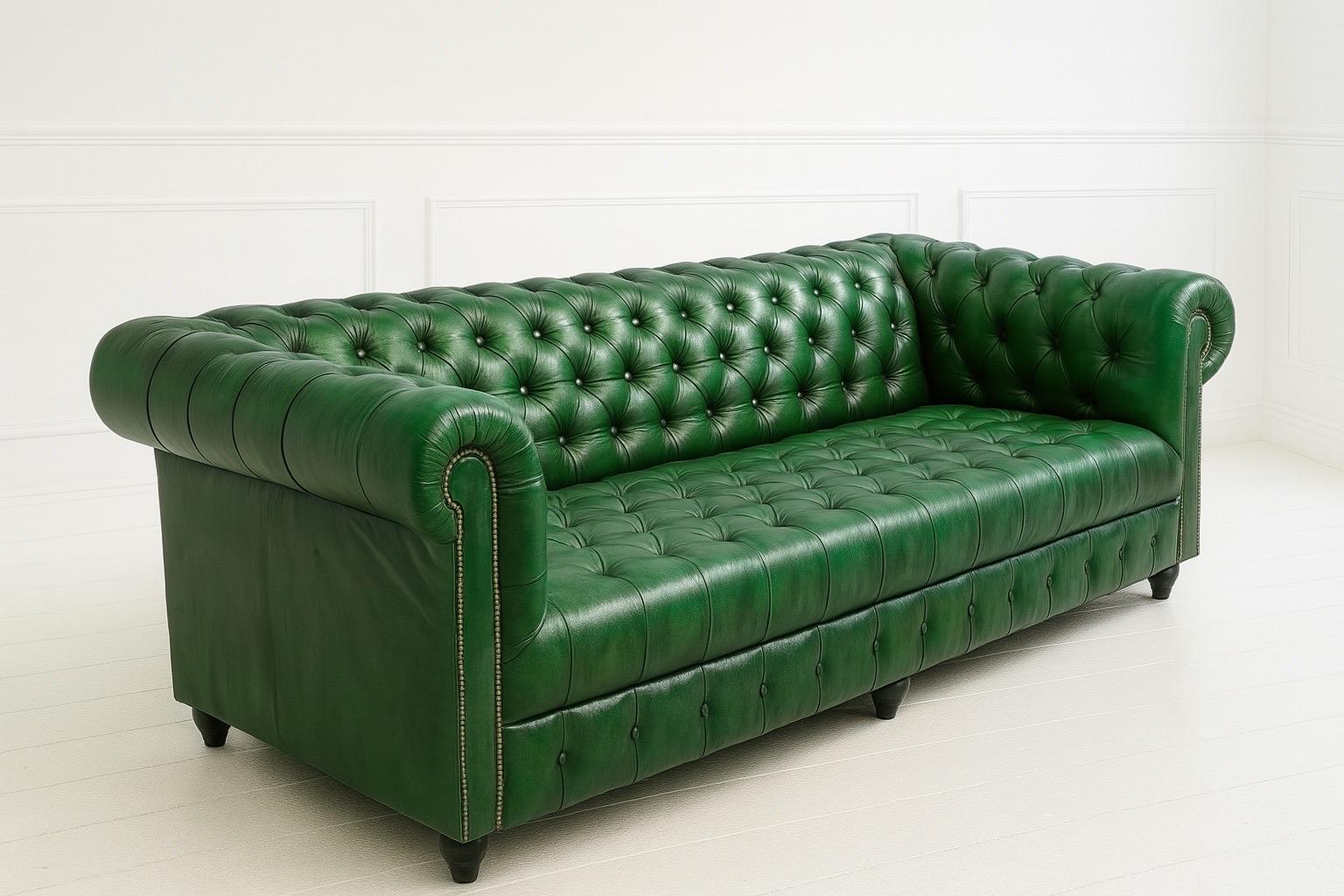 Divano Chesterfield da 8 piedi in pelle inglese patinata verde smeraldo in vendita 2