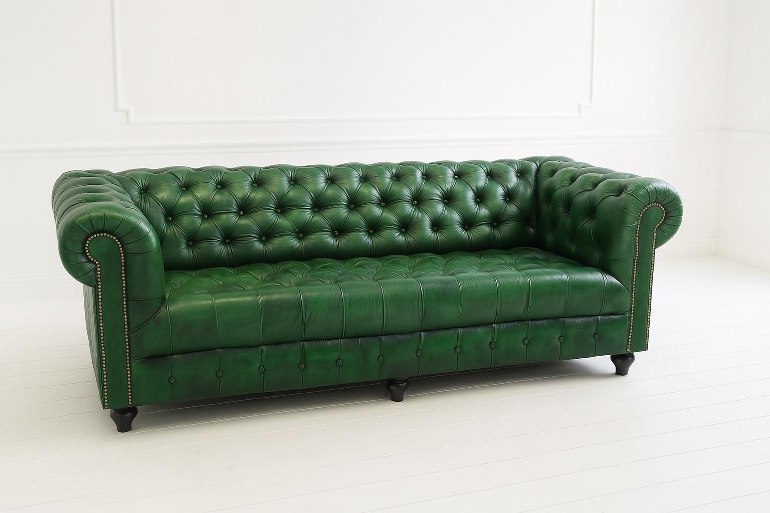 Divano Chesterfield da 8 piedi in pelle inglese patinata verde smeraldo in vendita 3