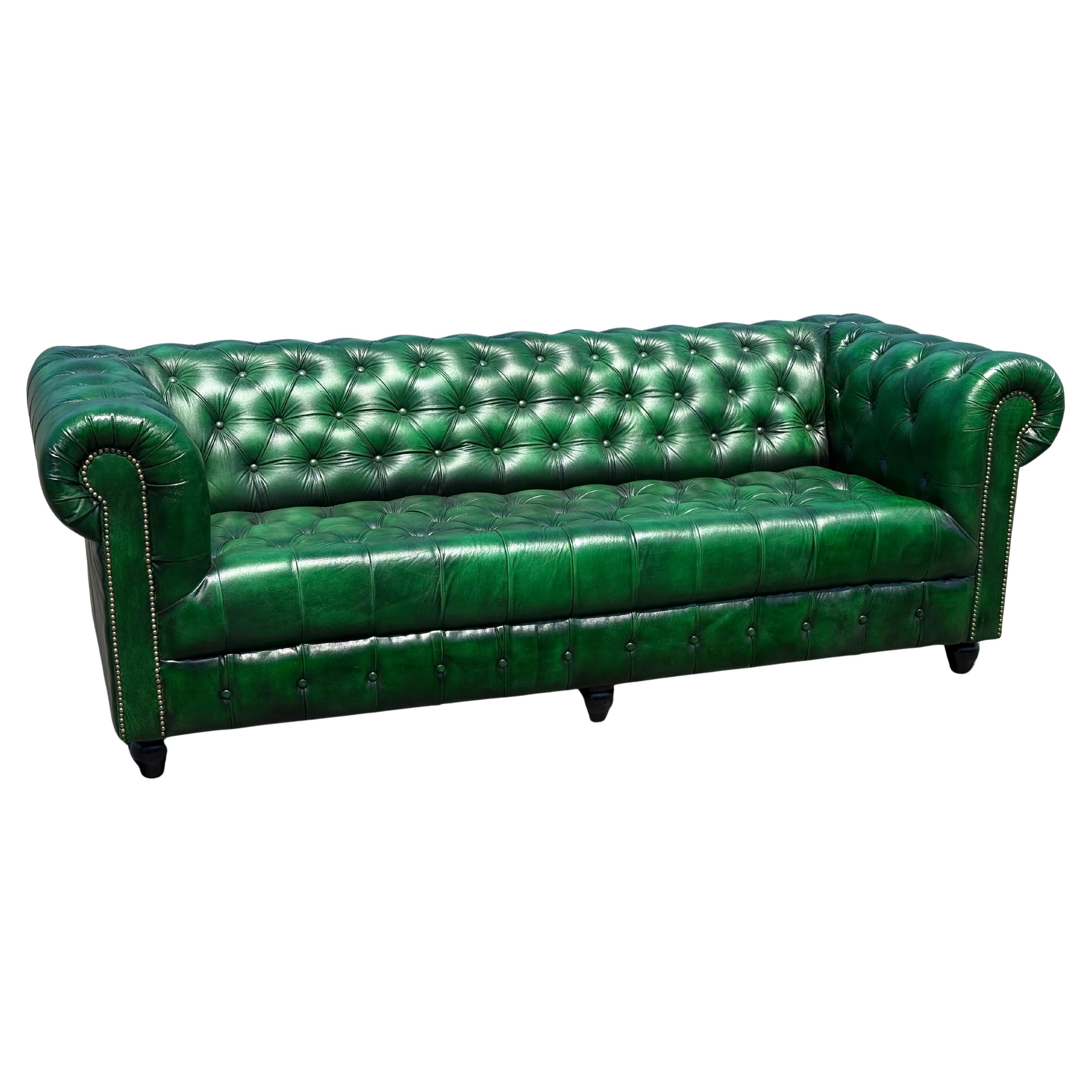 Divano Chesterfield da 8 piedi in pelle inglese patinata verde smeraldo in vendita