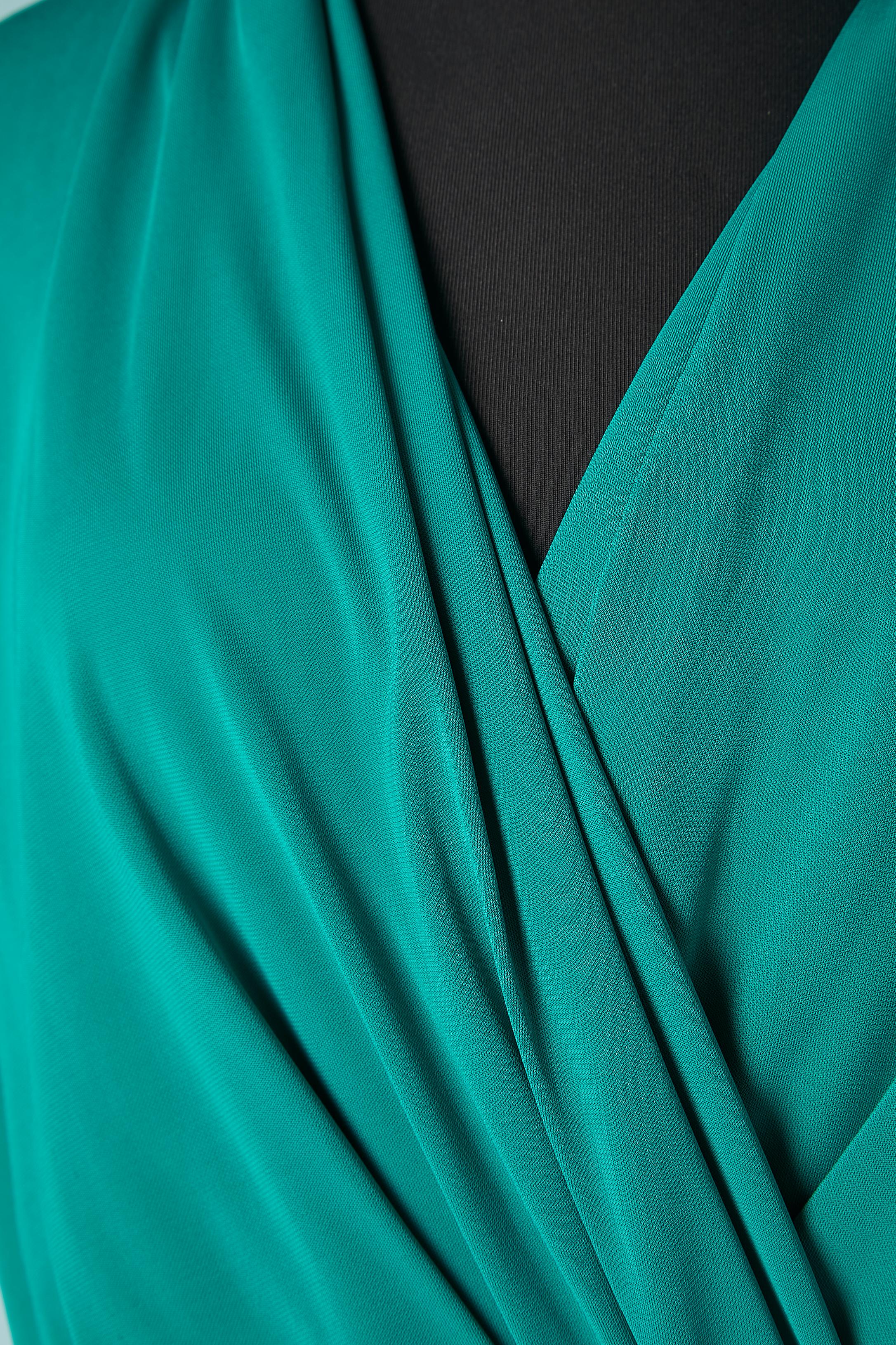 Smaragdgrünes, drapiertes Cocktailkleid aus Viskose.  Elastische Taille. Taschen auf beiden Seiten. 
GRÖSSE M 