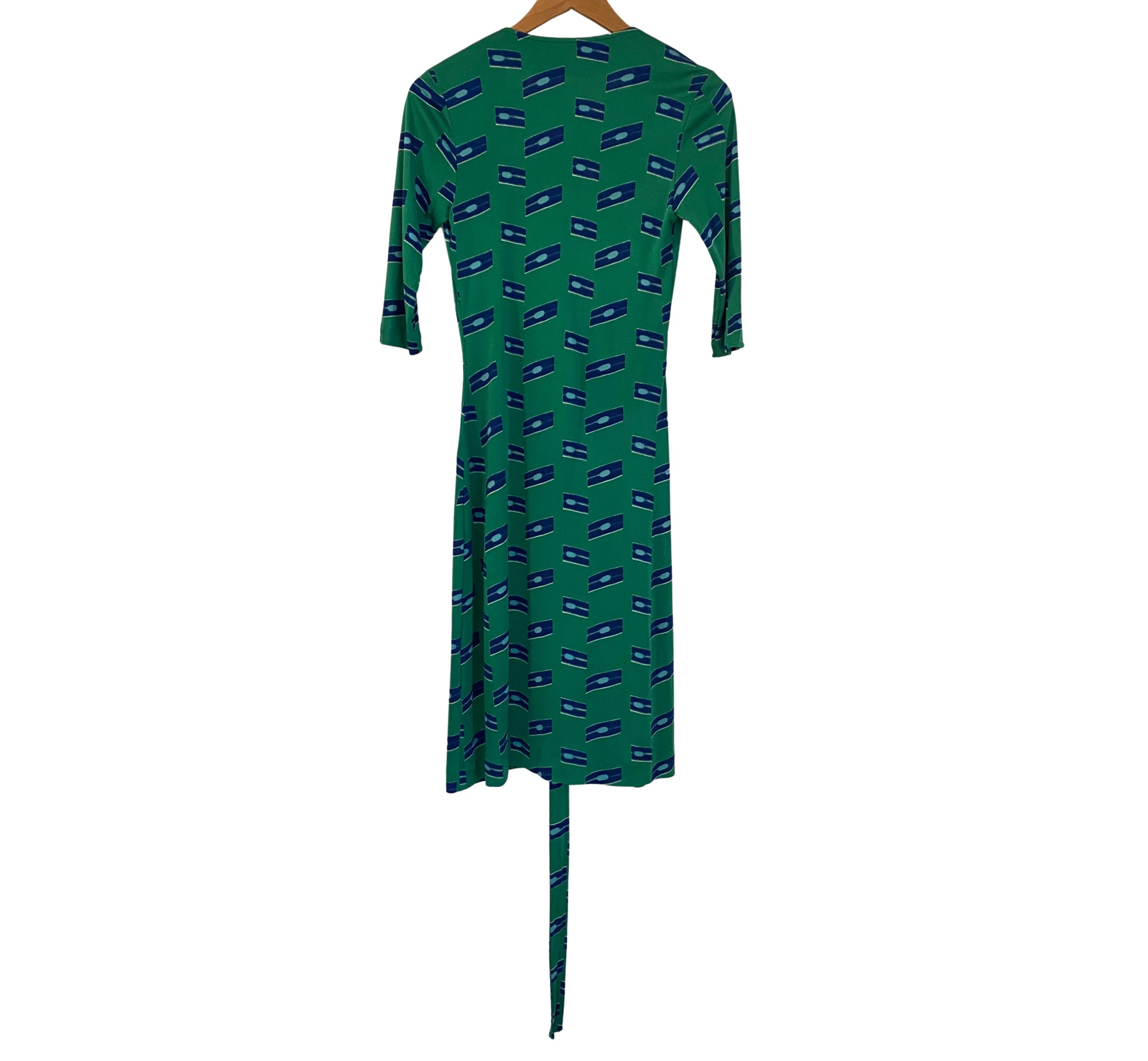 Robe portefeuille Flora Kung en jersey de soie imprimé lame de rasoir vert émeraude, neuve avec étiquette Pour femmes en vente
