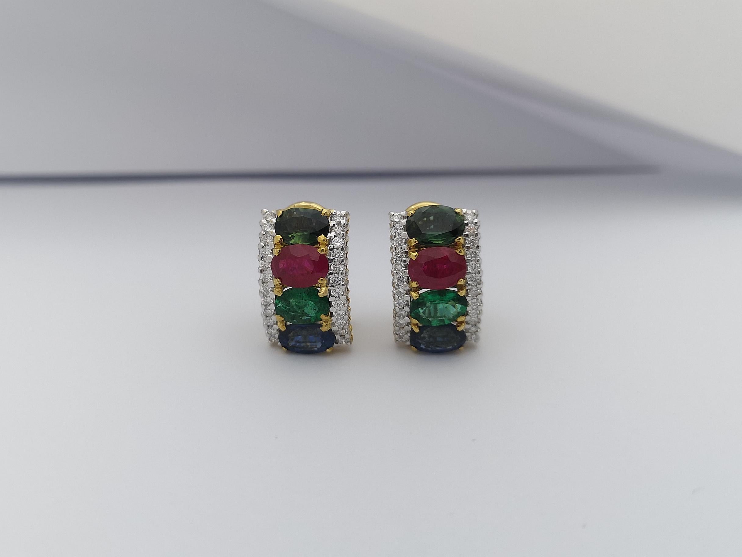 Taille ovale Boucles d'oreilles composées d'émeraudes, de saphirs verts, de saphirs bleus et de rubis en or 18 carats  en vente