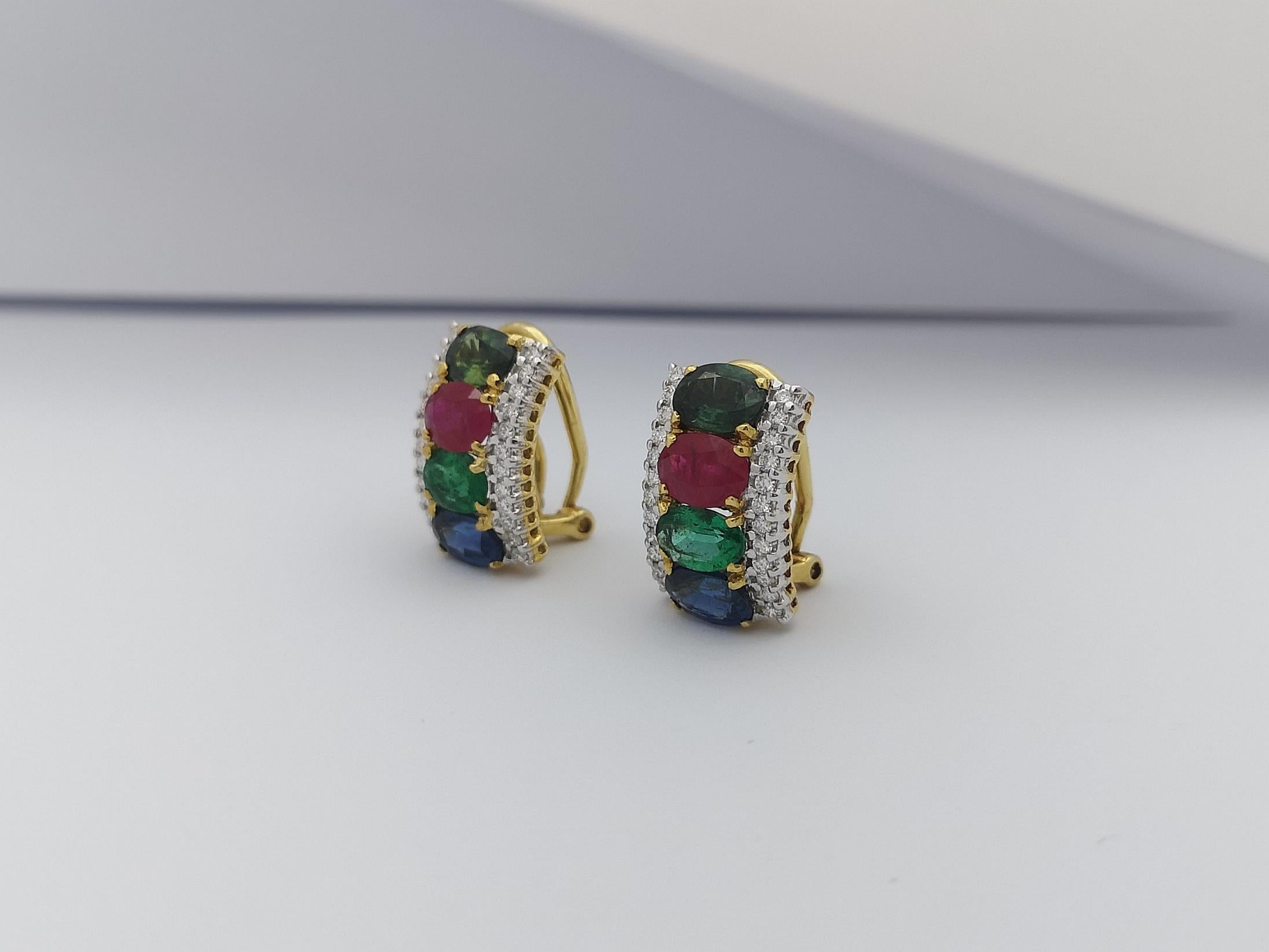 Boucles d'oreilles composées d'émeraudes, de saphirs verts, de saphirs bleus et de rubis en or 18 carats  Neuf - En vente à Bangkok, TH