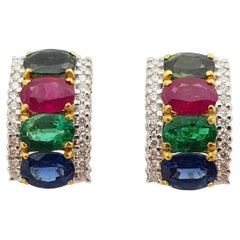 Boucles d'oreilles composées d'émeraudes, de saphirs verts, de saphirs bleus et de rubis en or 18 carats 