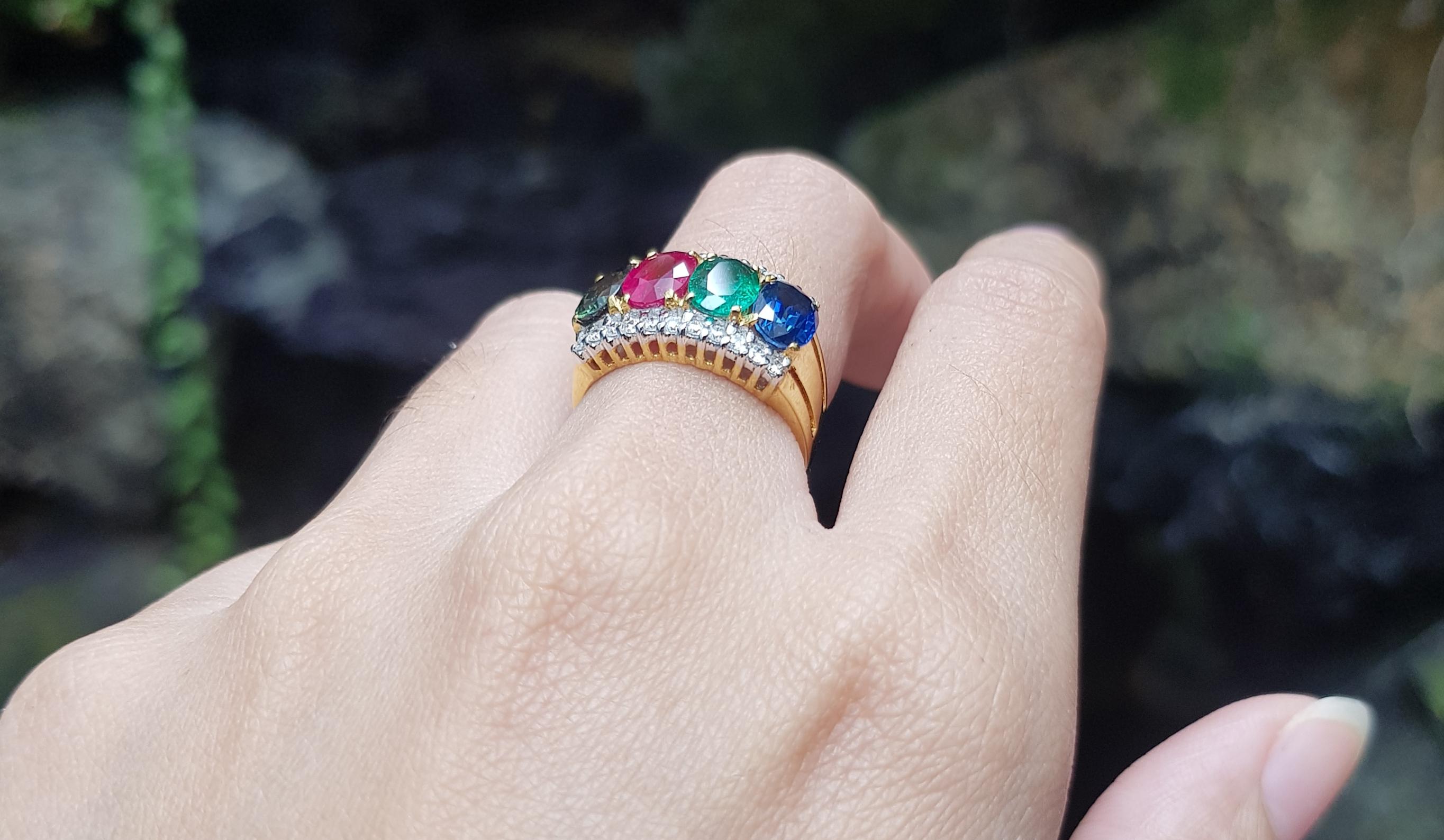 Ring mit Smaragd, grünem Saphir, Rubin, blauem Saphir und blauem Saphir in 18 Karat Goldfassung (Zeitgenössisch) im Angebot