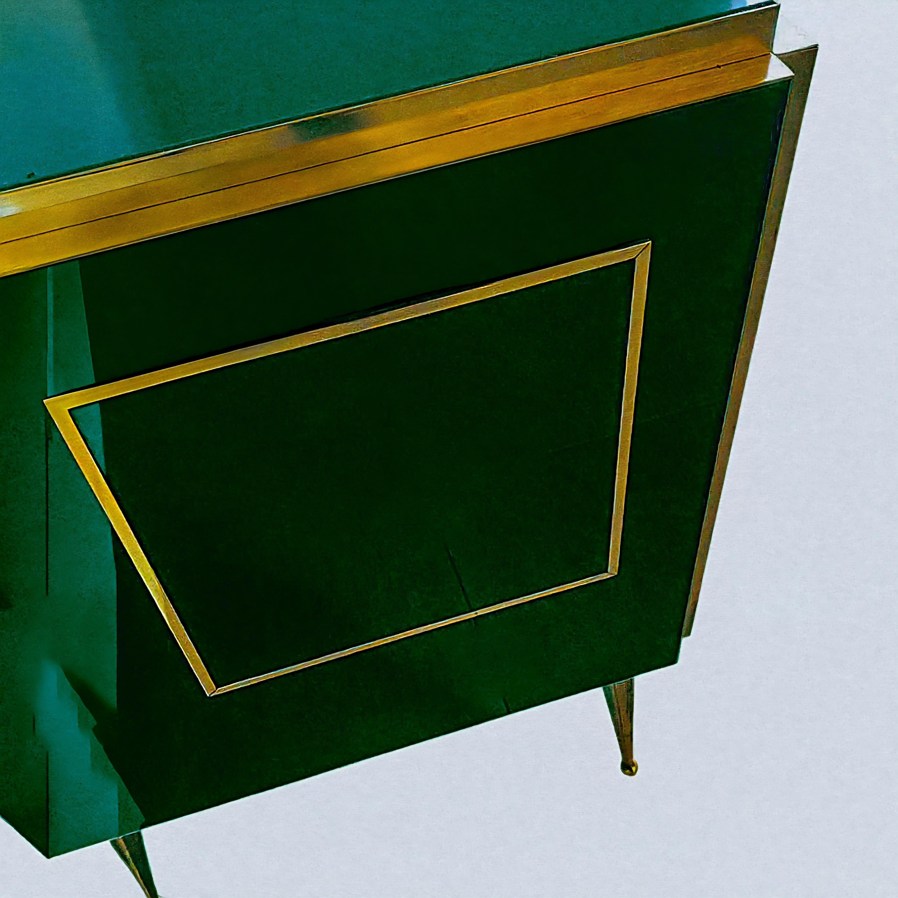 Équilibre parfait entre art et design contemporain, le buffet vert émeraude de Justfurnituress s'affirme comme un authentique protagoniste du mobilier haut de gamme. Caractérisée par un cadre en bois massif et une silhouette essentielle mais