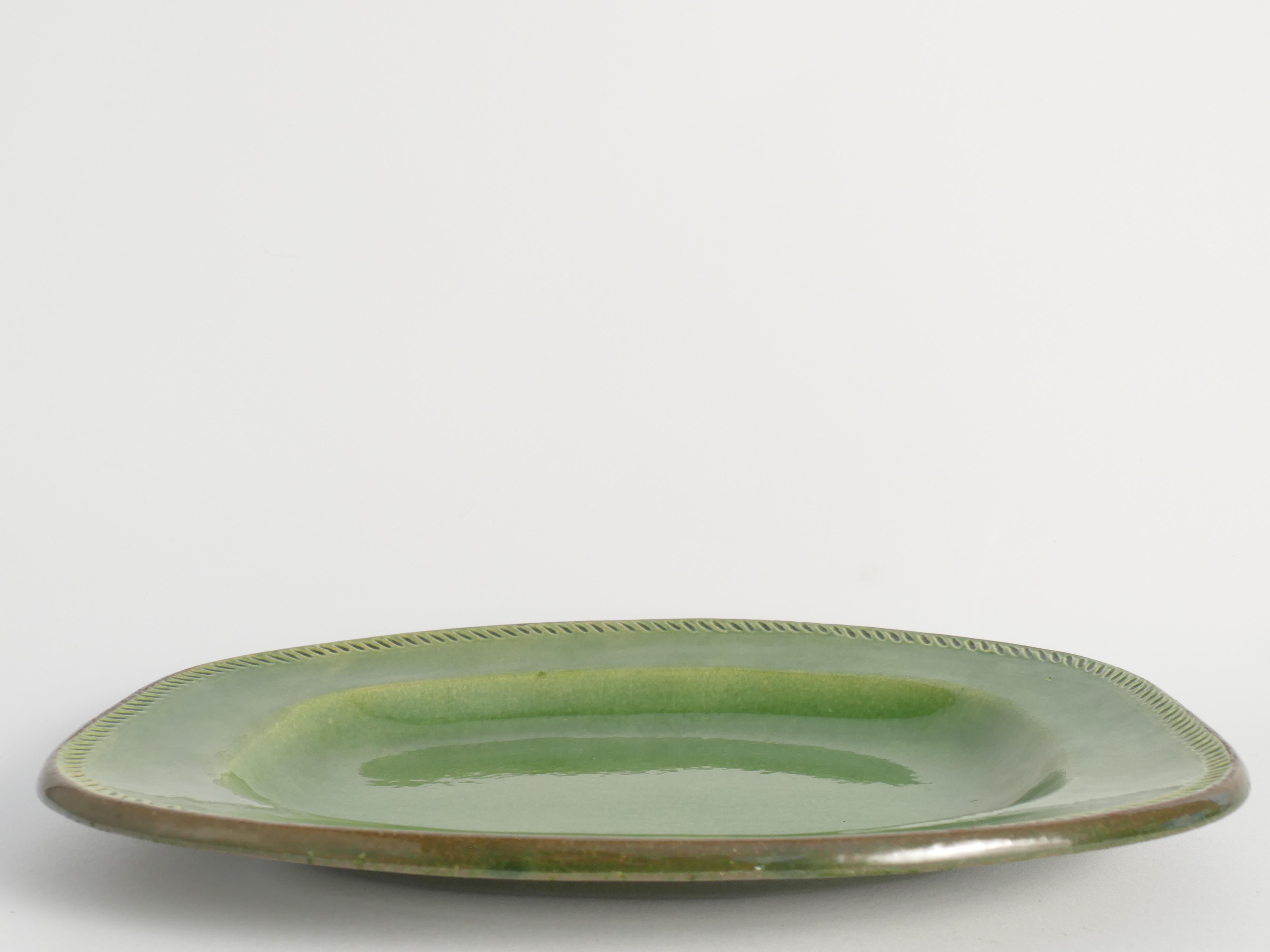 Suédois Plat en grès vert émeraude par Andersson & Greene, Höganäs, Suède en vente