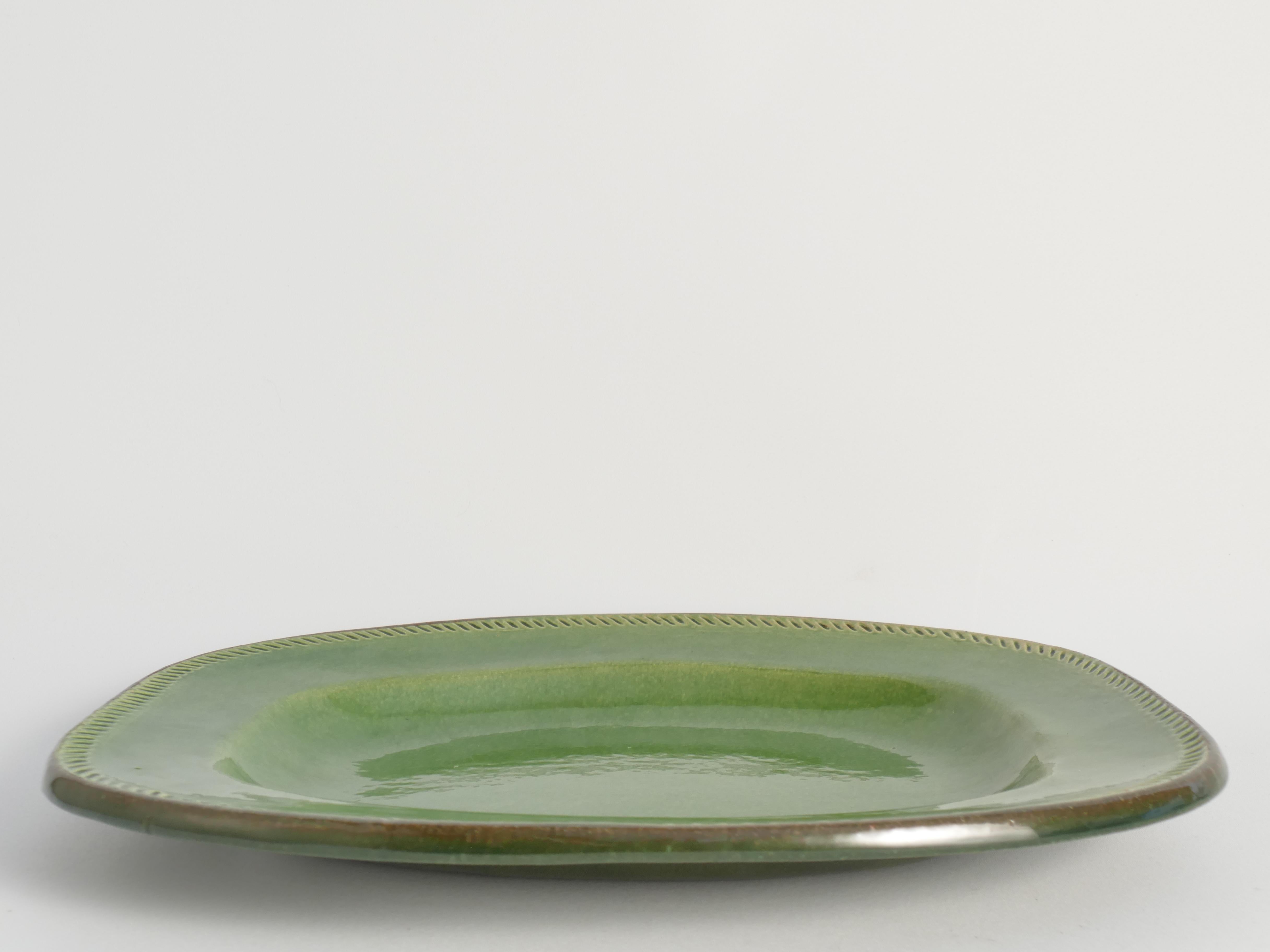 Vernissé Plat en grès vert émeraude par Andersson & Greene, Höganäs, Suède en vente