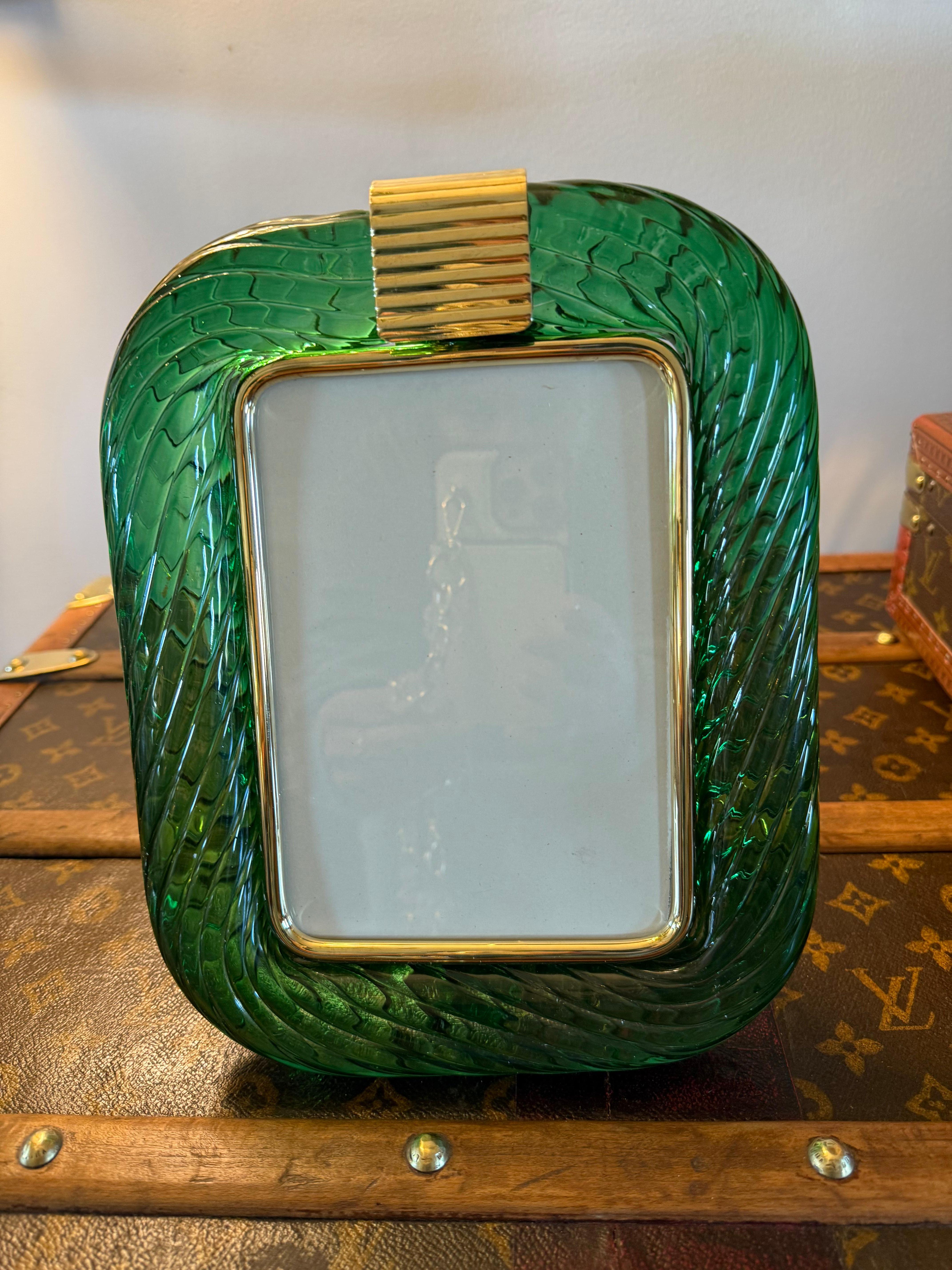 Marco de fotos de latón y cristal de Murano retorcido verde esmeralda en venta 7