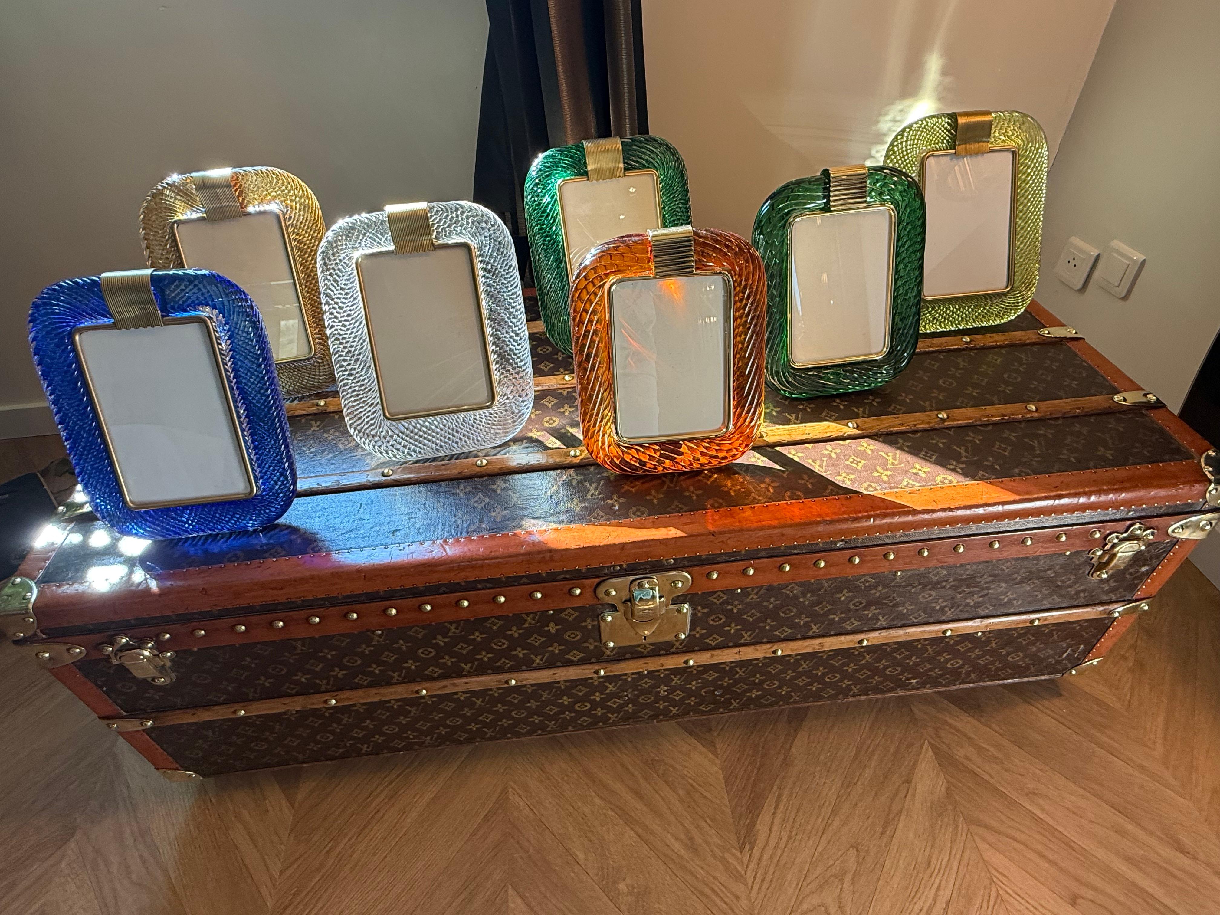 Marco de fotos de latón y cristal de Murano retorcido verde esmeralda en venta 9