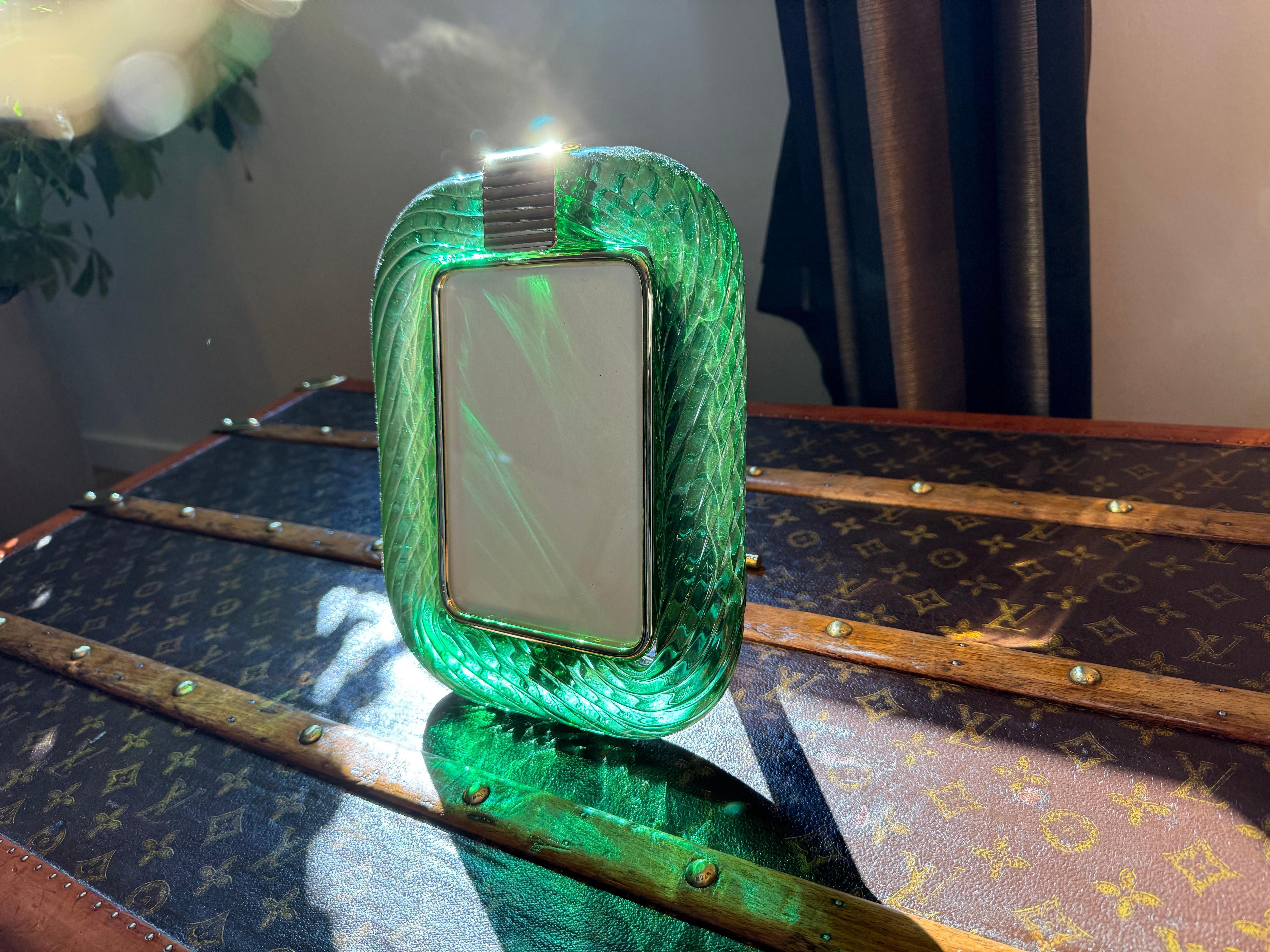Marco de fotos de latón y cristal de Murano retorcido verde esmeralda Hecho a mano en venta