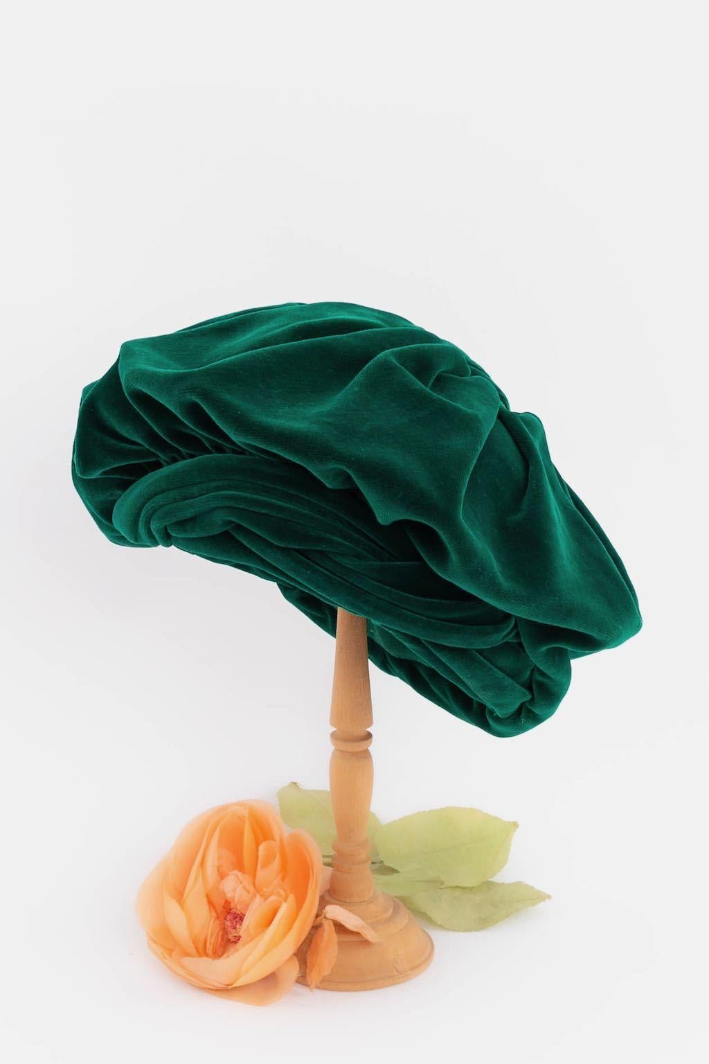 Anonym - Smaragdgrüne Baskenmütze aus Seidensamt.

Zusätzliche Informationen:
Zustand: Sehr guter Zustand
Abmessungen: Umfang: 52 cm (20.47
