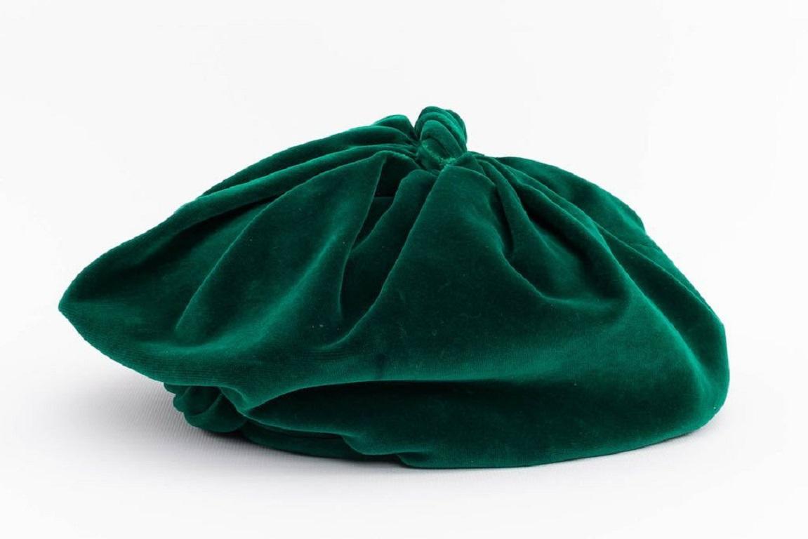 Emerald Green Velvet Beret in Silk Velvet In Excellent Condition For Sale In SAINT-OUEN-SUR-SEINE, FR
