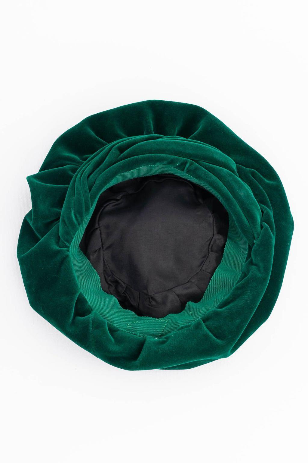 Emerald Green Velvet Beret in Silk Velvet For Sale 3