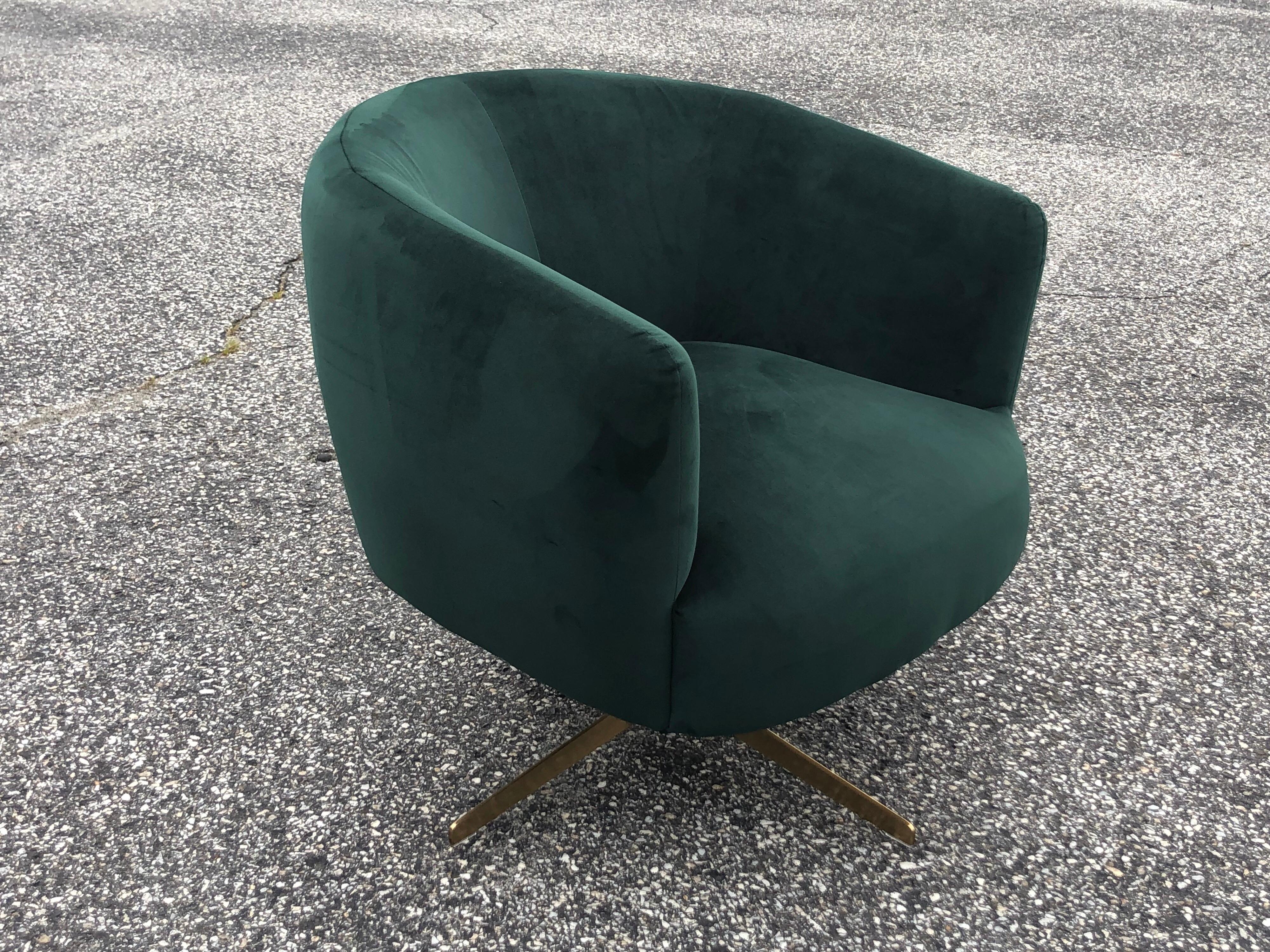 Emerald green velvet swivel club chair. Four star brass pedestal base. This luxurious chair swivels and is solidly made yet plush to sit in.
Measures: Overall height 30 inches
Overall width 30.5 inches
Overall depth 30.75 inches
Seat height 19