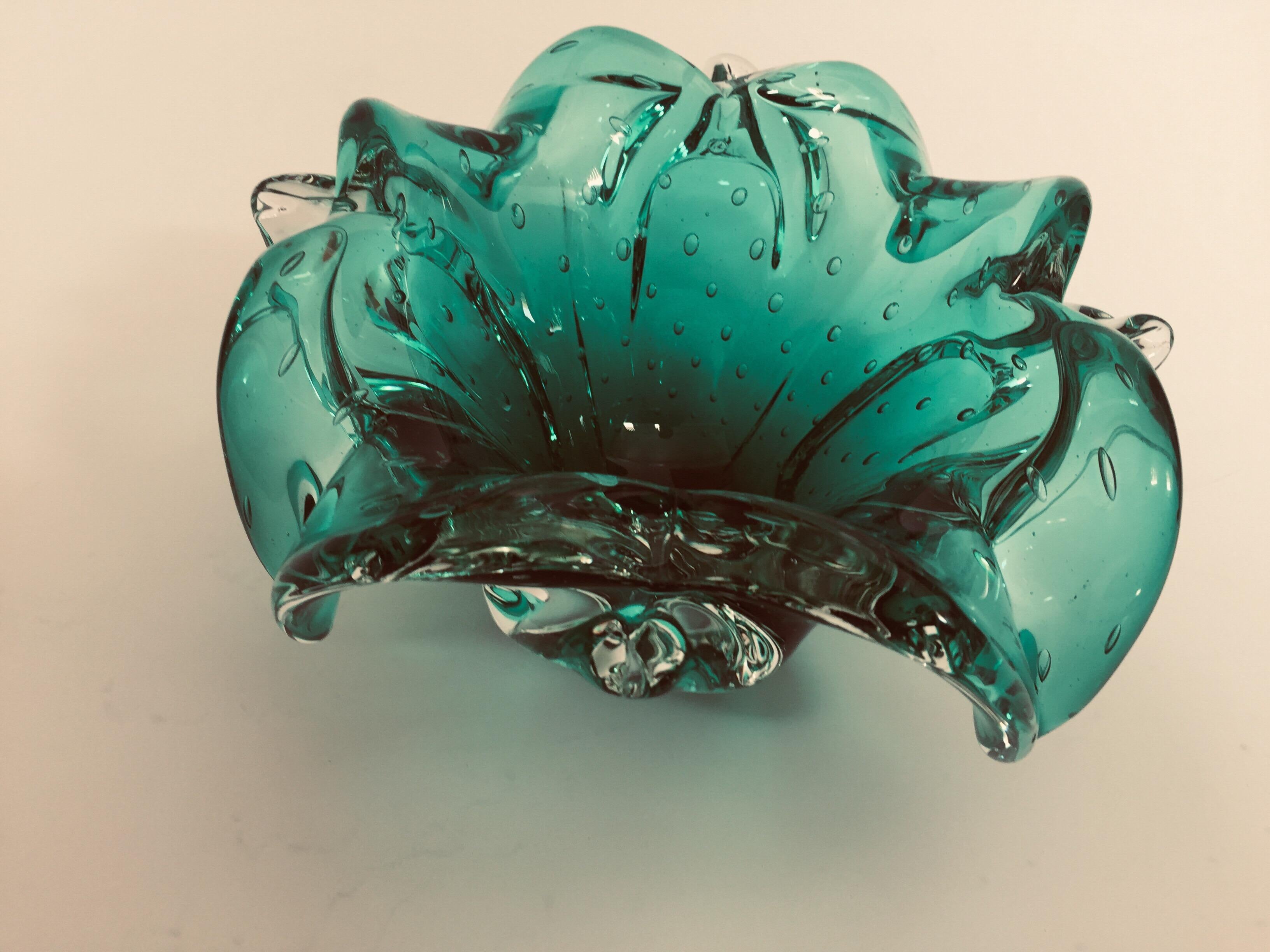 Gorgeous green Venetian hand blown glass flower shaped change bowl or ashtray.
Sculptural organic open glass flower form in emerald green and beautiful gold flecks decoration in aventurine technique.
Use it as an ashtray, vide poche or for