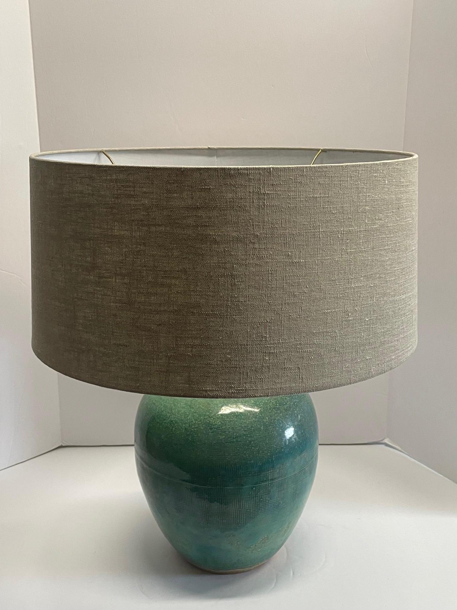Paire de lampes contemporaines chinoises en verre émeraude lavé. 
Forme classique de pot de gingembre.
La base mesure 10