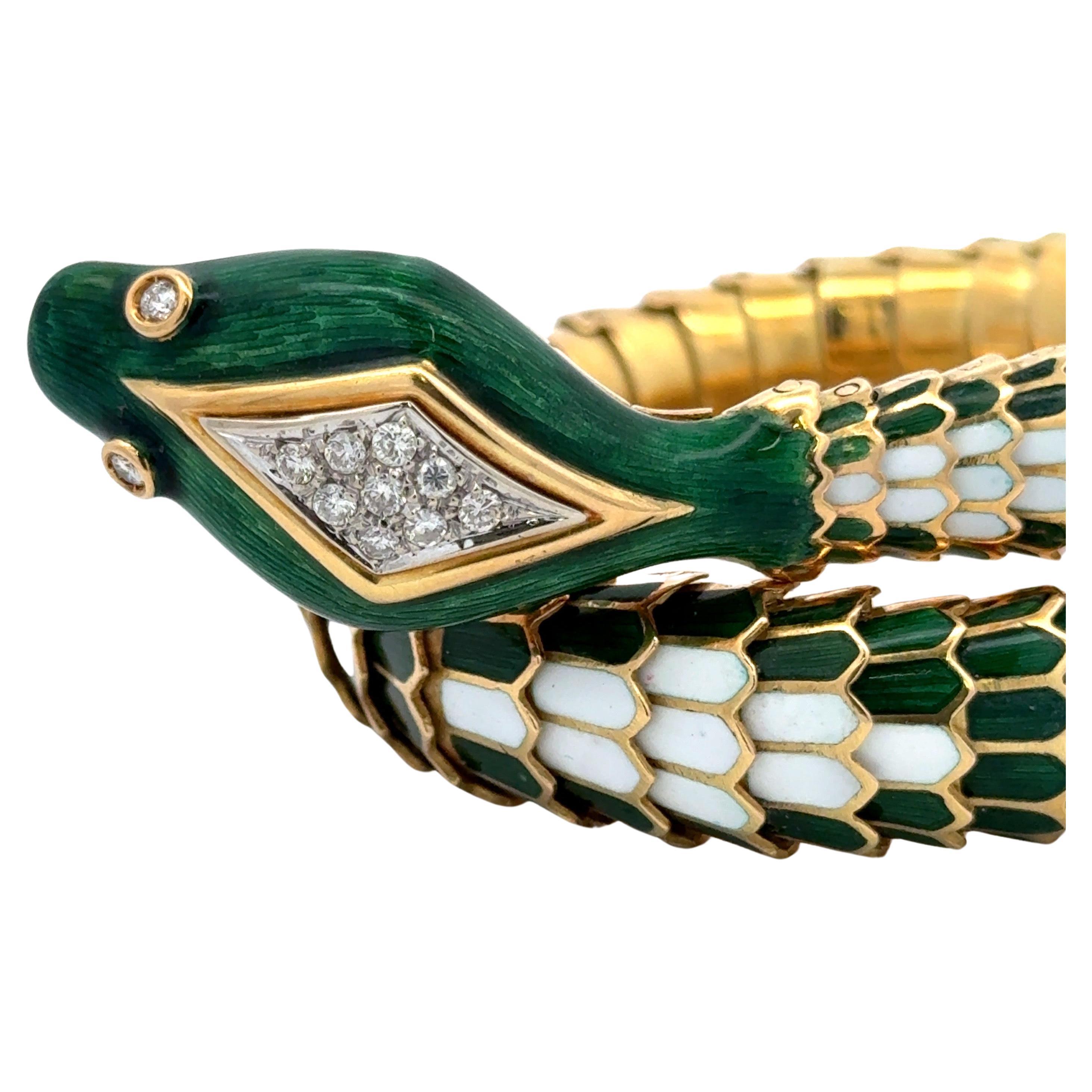 Braccialetto d'epoca in oro giallo 18 carati con motivo a serpente, smalto verde smeraldo e bianco e cuore decorato con diamanti, per un peso di 118 grammi.

11 diamanti per un peso di circa 0,60 carati. 
