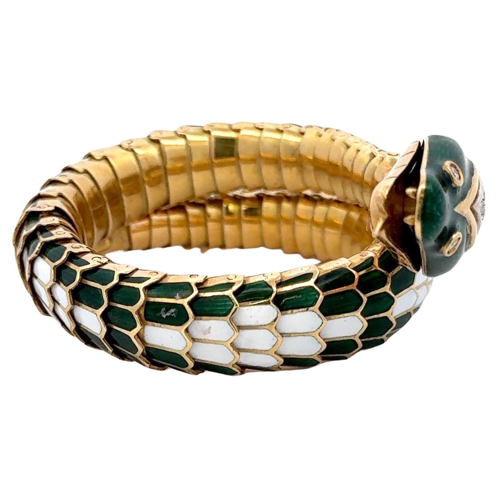 Taglio rotondo Bracciale a serpente con diamanti e smalto bianco e verde smeraldo in oro 18 carati 118 grammi in vendita