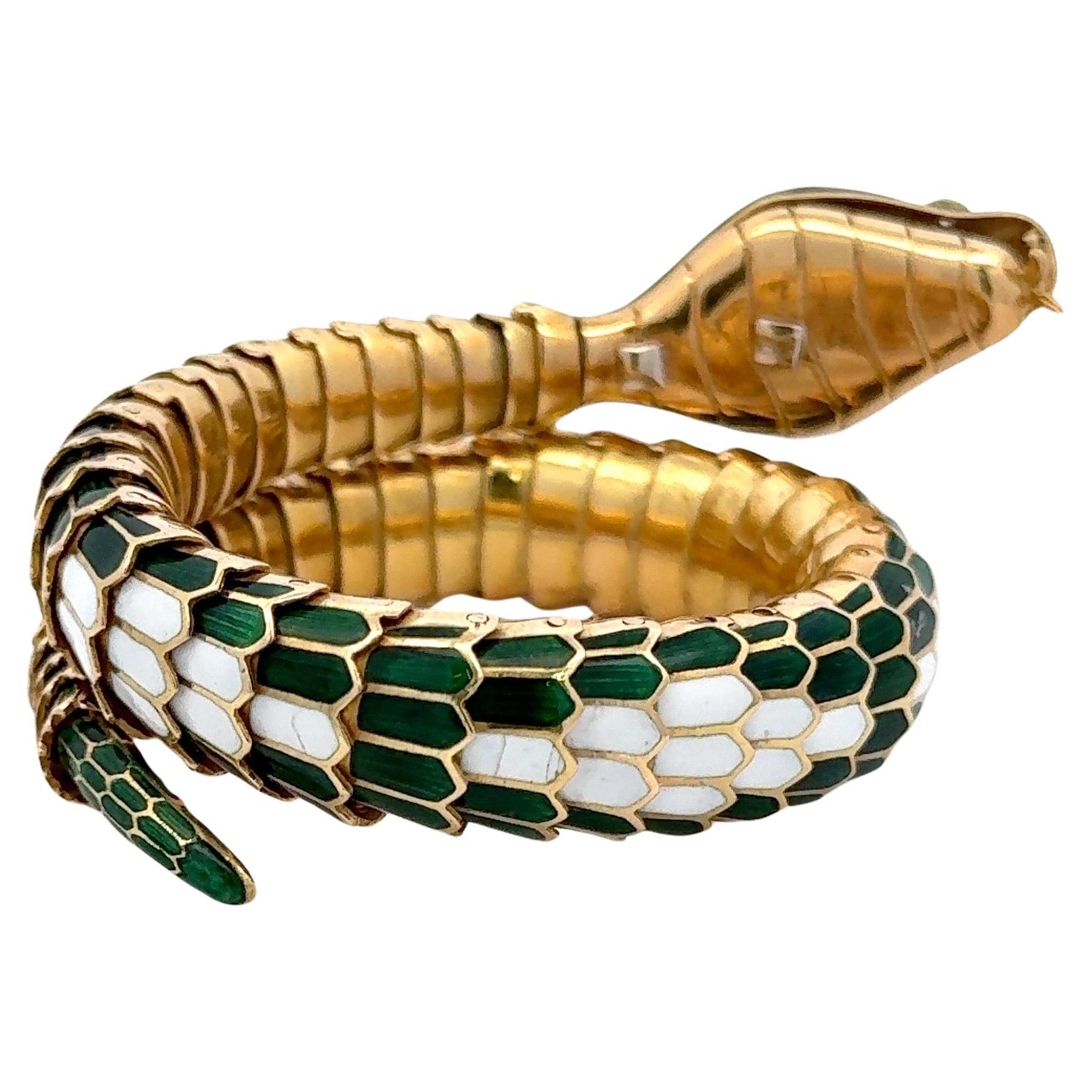 Bracciale a serpente con diamanti e smalto bianco e verde smeraldo in oro 18 carati 118 grammi In condizioni buone in vendita a New York, NY