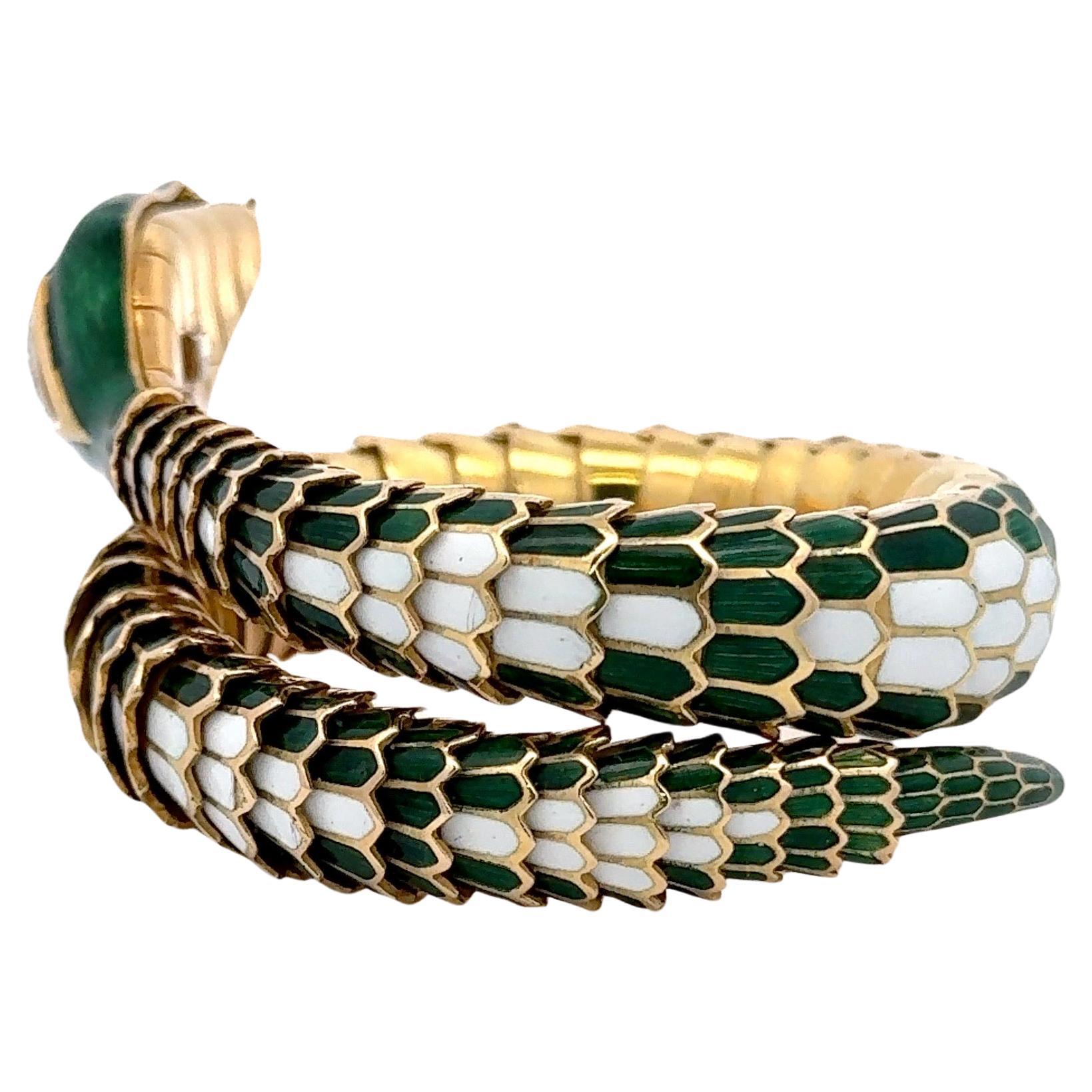 Donna Bracciale a serpente con diamanti e smalto bianco e verde smeraldo in oro 18 carati 118 grammi in vendita