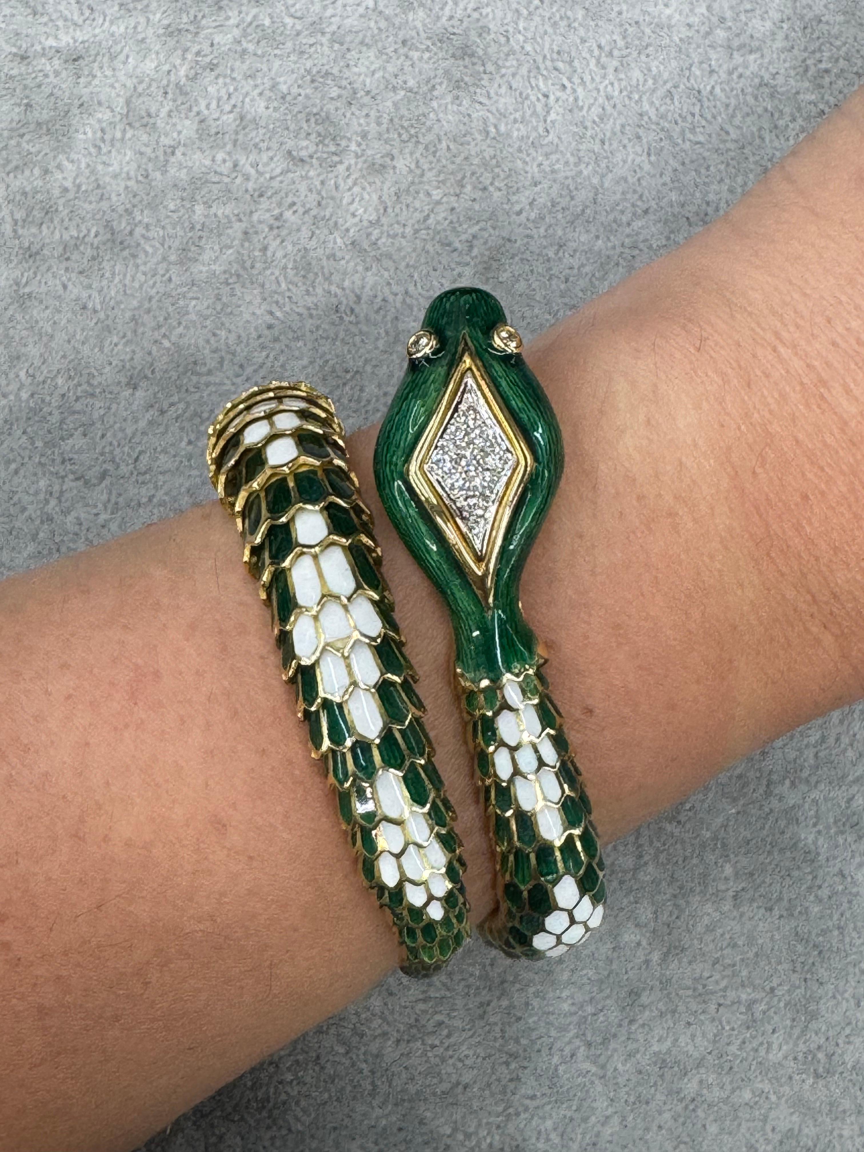 Bracciale a serpente con diamanti e smalto bianco e verde smeraldo in oro 18 carati 118 grammi in vendita 1