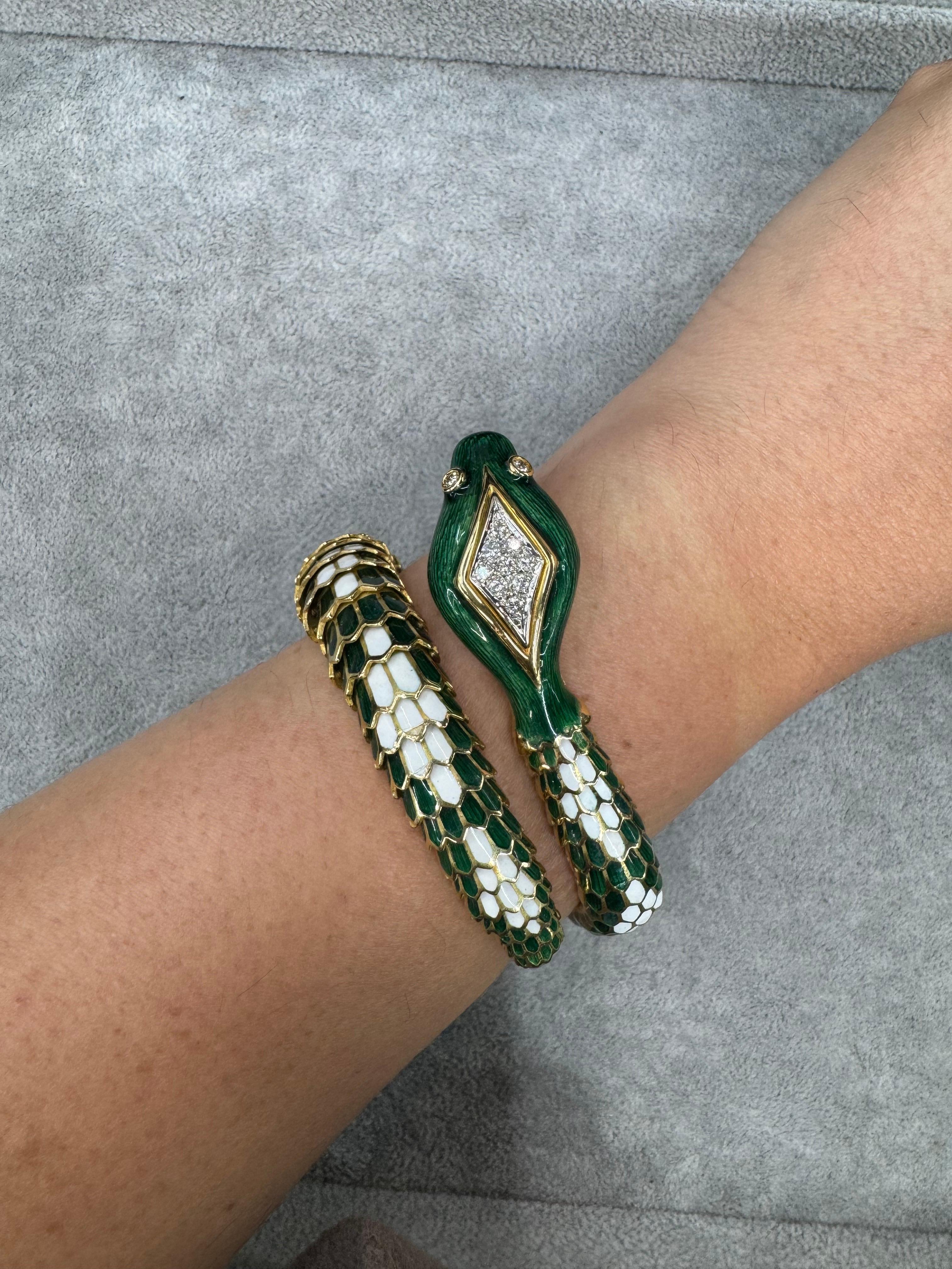 Bracciale a serpente con diamanti e smalto bianco e verde smeraldo in oro 18 carati 118 grammi in vendita 2