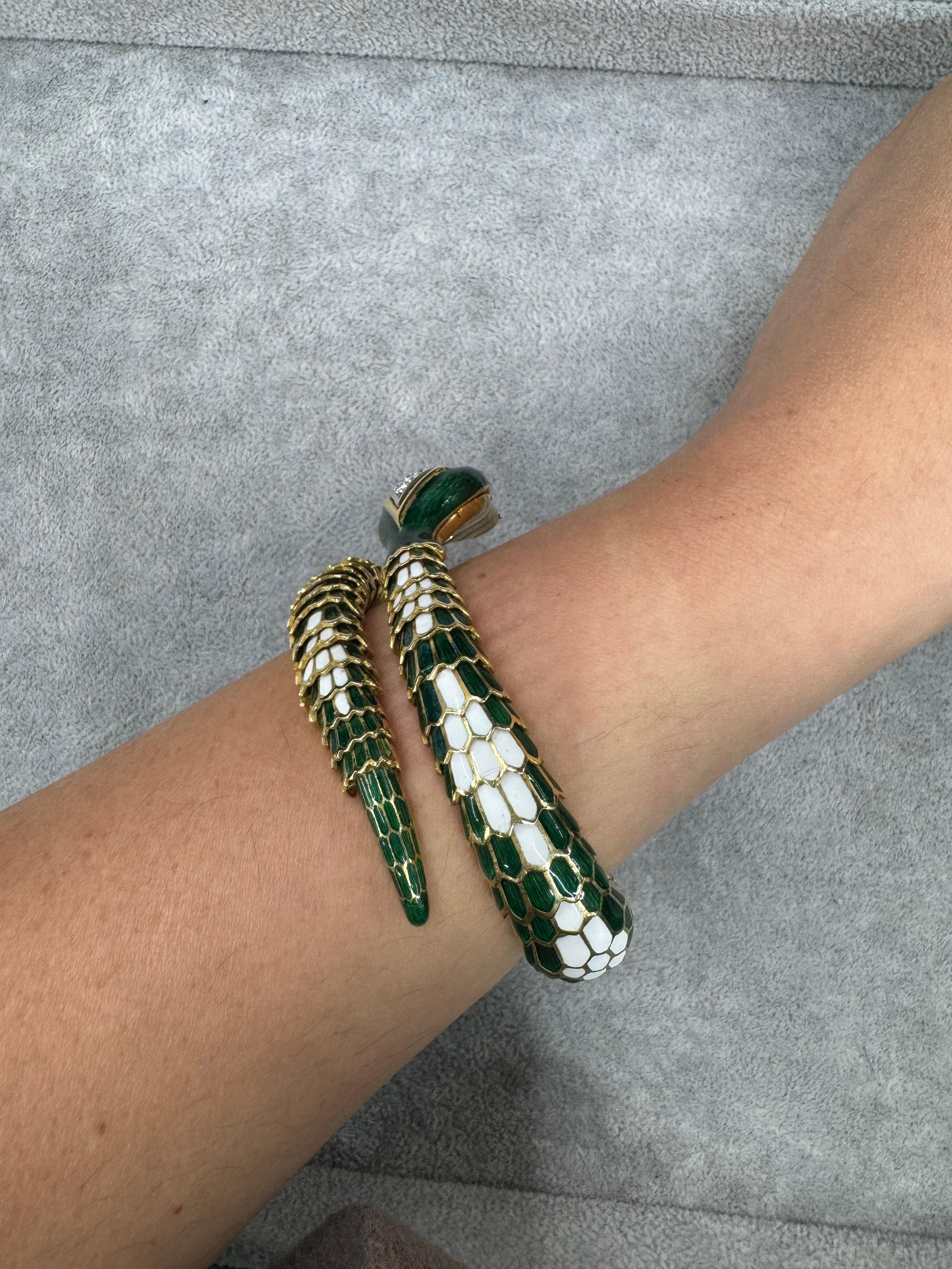 Bracciale a serpente con diamanti e smalto bianco e verde smeraldo in oro 18 carati 118 grammi in vendita 3