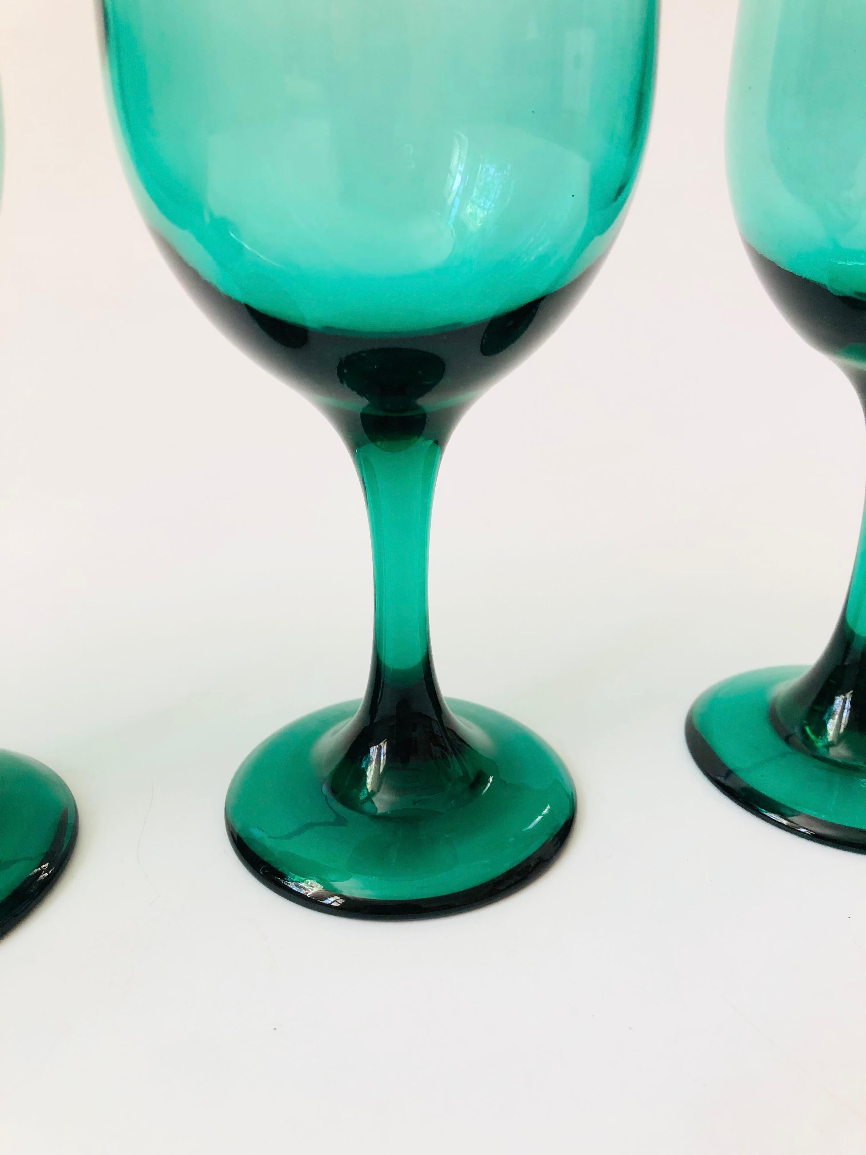 Emerald Green Wine Glasses - Set of 4 In Good Condition For Sale In Vallejo, CA