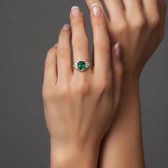 1,67 Karat Smaragd & Diamant-Halo-Statement-Ring aus 14-karätigem Gelbgold