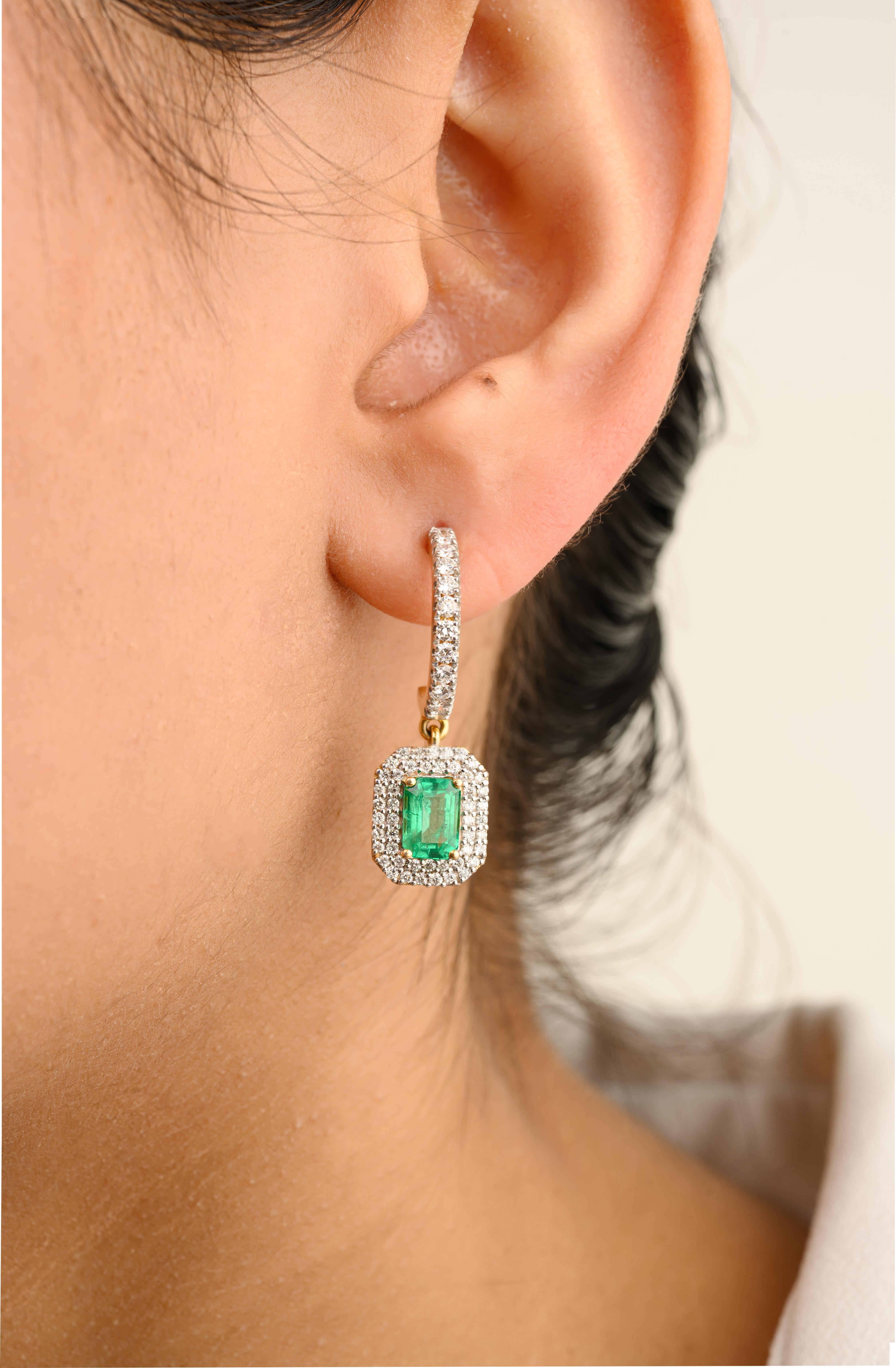 Les boucles d'oreilles Emerald Halo Diamond Dangle Ears Women Wedding Gift en or 14K vous permettront d'affirmer votre look. Vous aurez besoin de boucles d'oreilles pendantes pour mettre en valeur votre look. Ces boucles d'oreilles créent un look