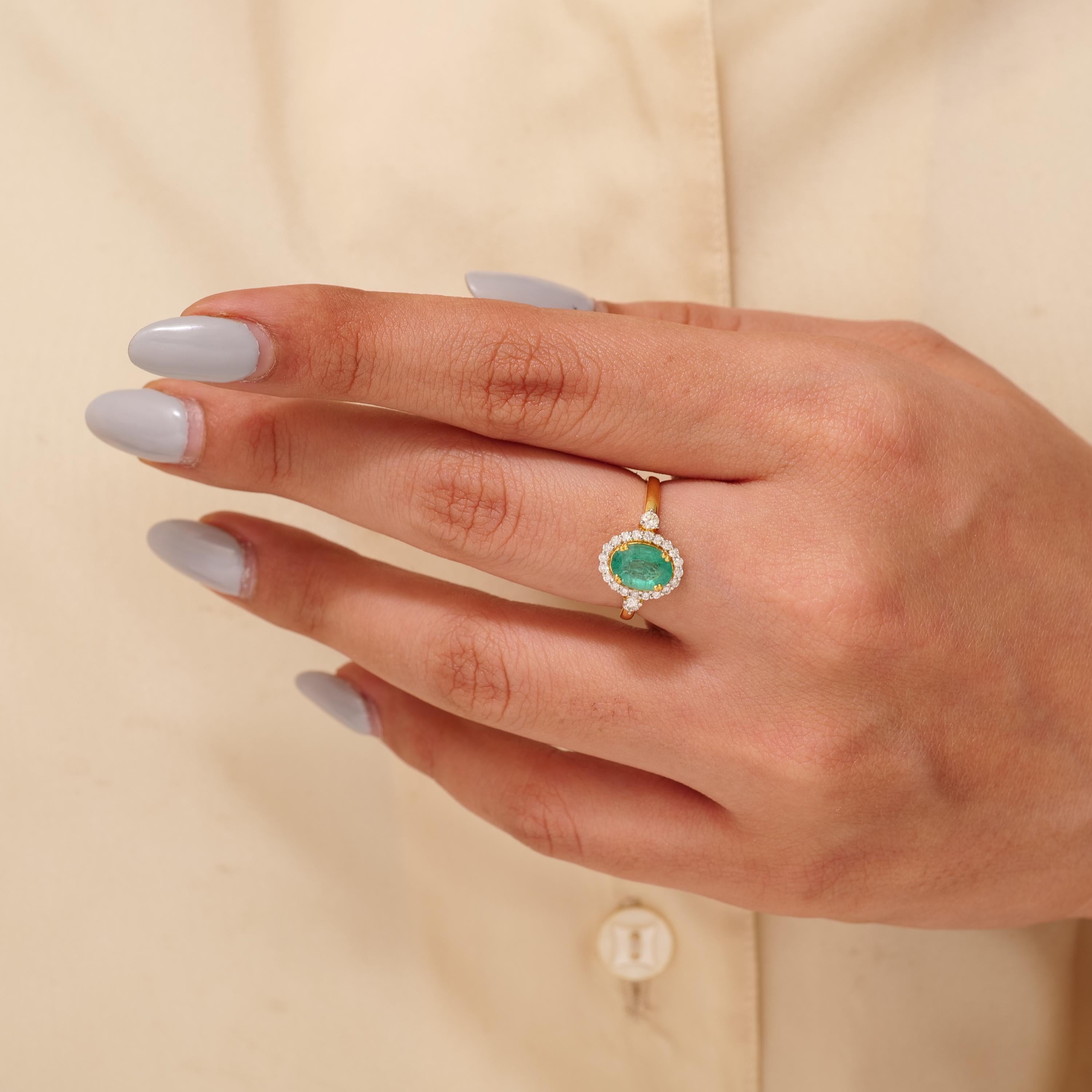 Taglio rotondo Anello con diamante Emerald Halo in oro massiccio 14 carati (certificato) in vendita
