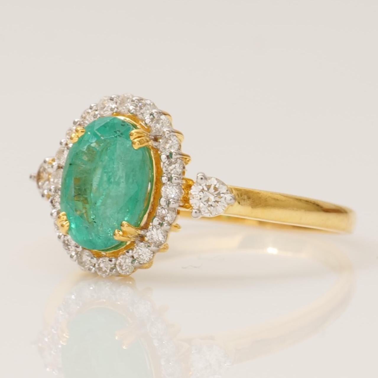 Anello con diamante Emerald Halo in oro massiccio 14 carati (certificato) In condizioni Nuovo in vendita a New Delhi, DL