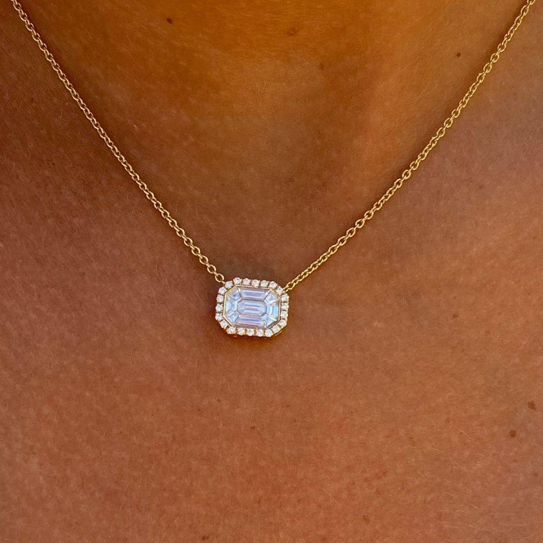 Collier en or jaune 14k avec halo d'émeraudes et diamants - Shlomit Rogel

Faites briller le quotidien ! D'un design classique et géométrique, ce collier pendentif en émeraude est orné d'un halo de petits diamants blancs scintillants et d'un
