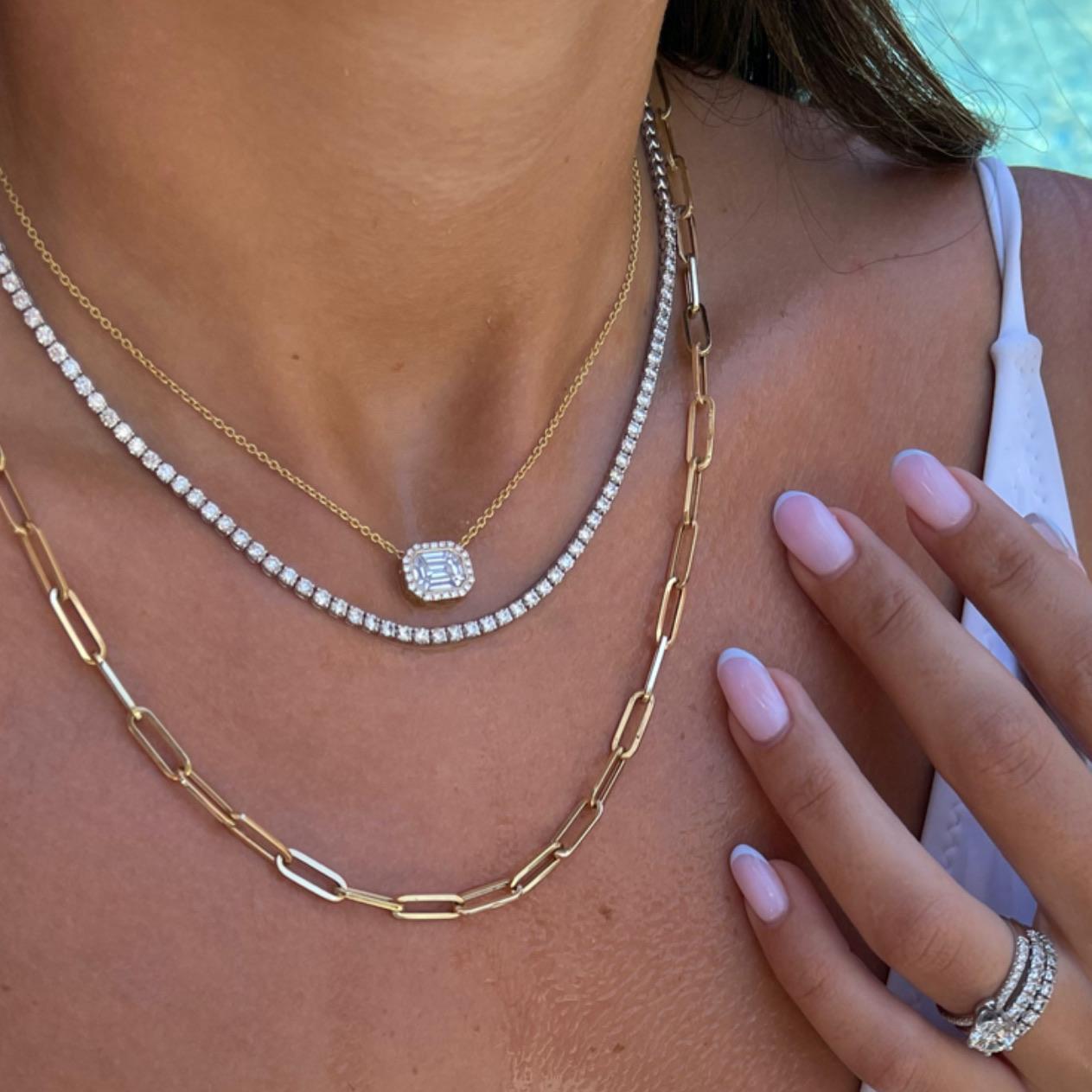 Shlomit Rogel, collier en or jaune 14 carats avec halo de diamants et émeraudes Pour femmes en vente