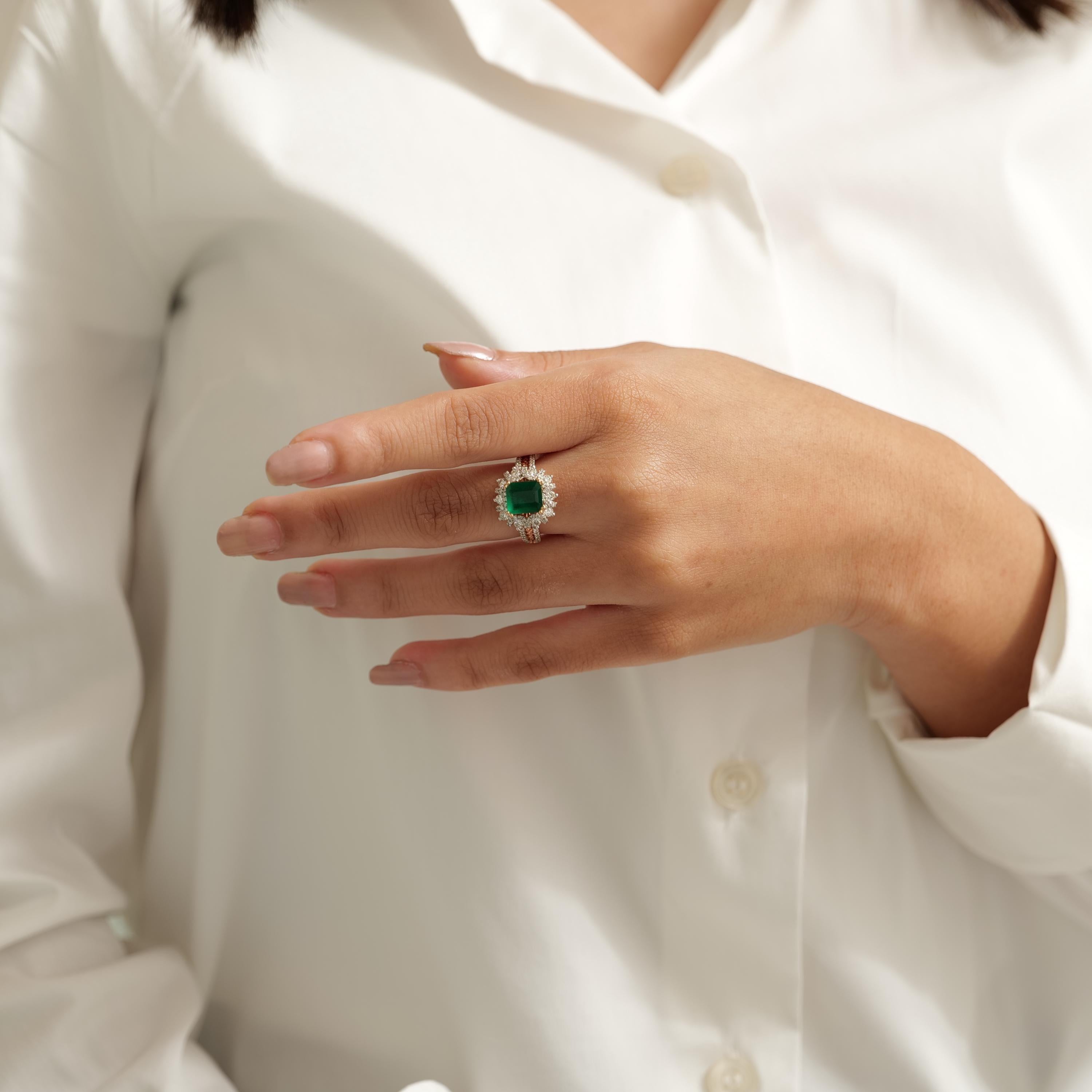 Anillo de diamantes con halo de esmeralda en oro macizo de 14k (certificado) Art Decó en venta