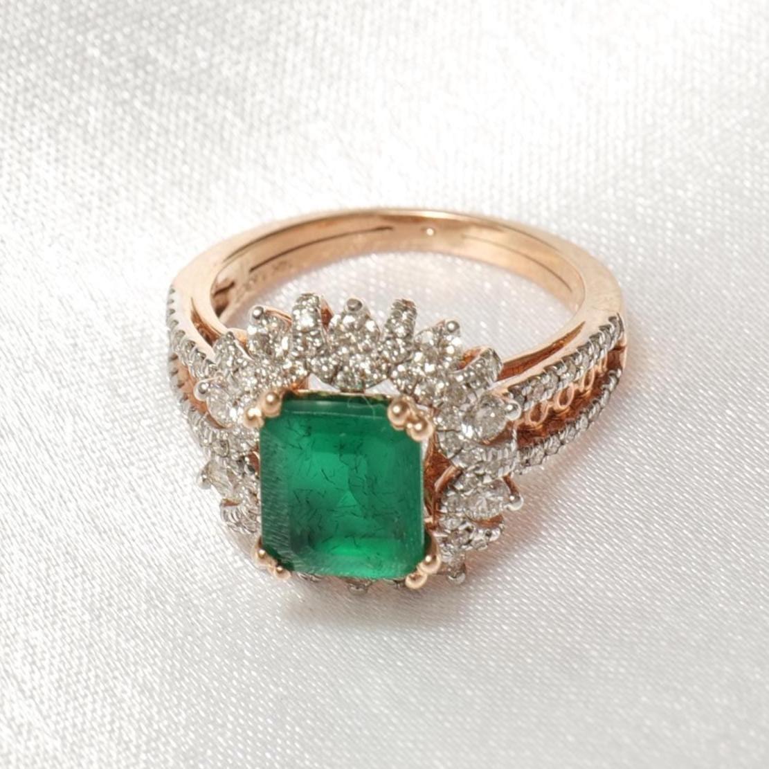 Anillo de diamantes con halo de esmeralda en oro macizo de 14k (certificado) en Nuevo estado para la venta en New Delhi, DL