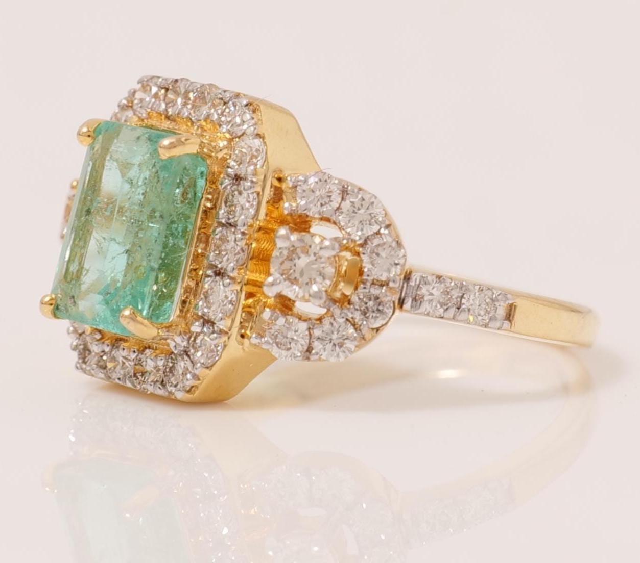 Taglio smeraldo Anello con smeraldo e diamante floreale in oro massiccio 14 carati (certificato) in vendita