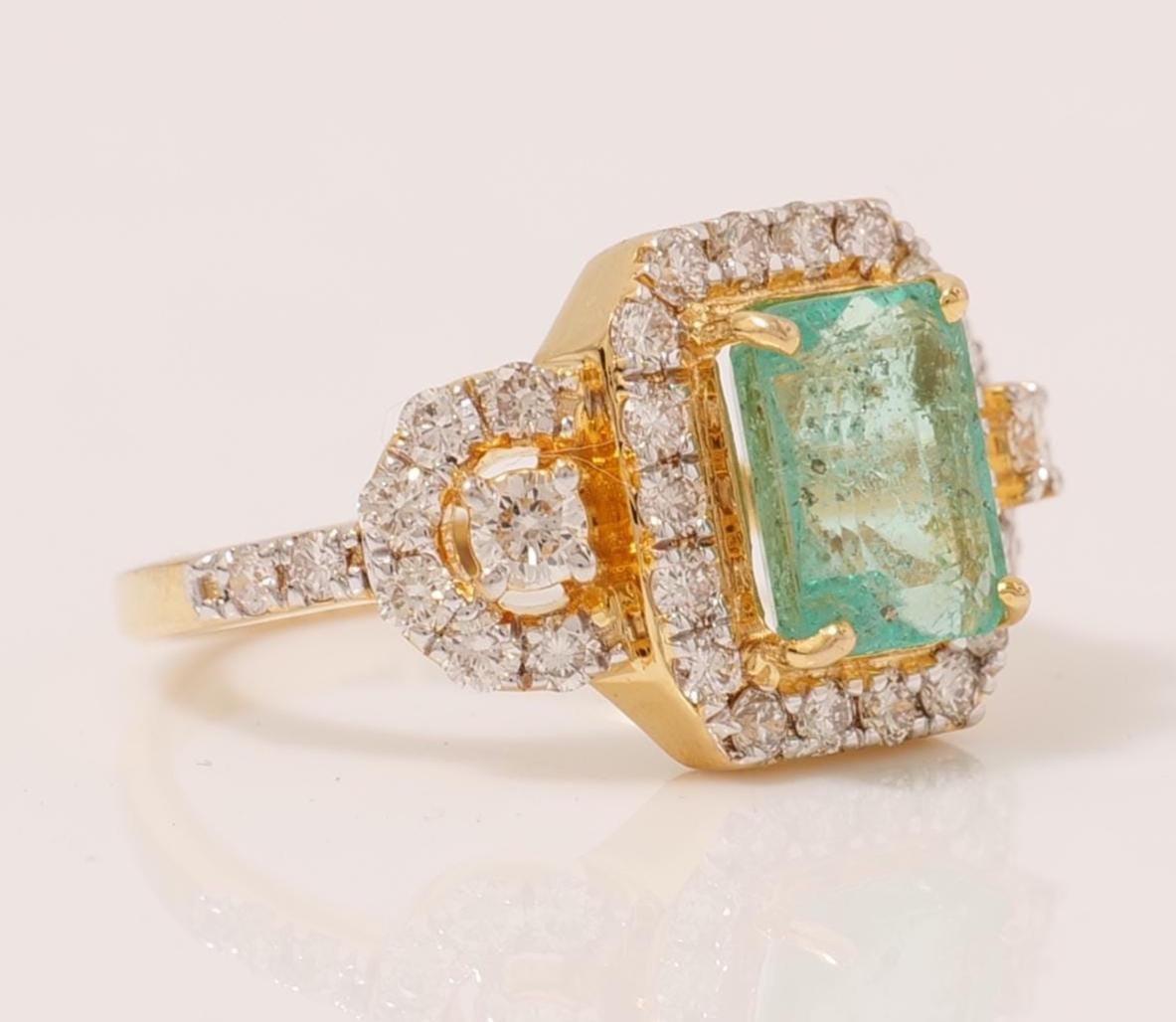 Anello con smeraldo e diamante floreale in oro massiccio 14 carati (certificato) In condizioni Nuovo in vendita a New Delhi, DL