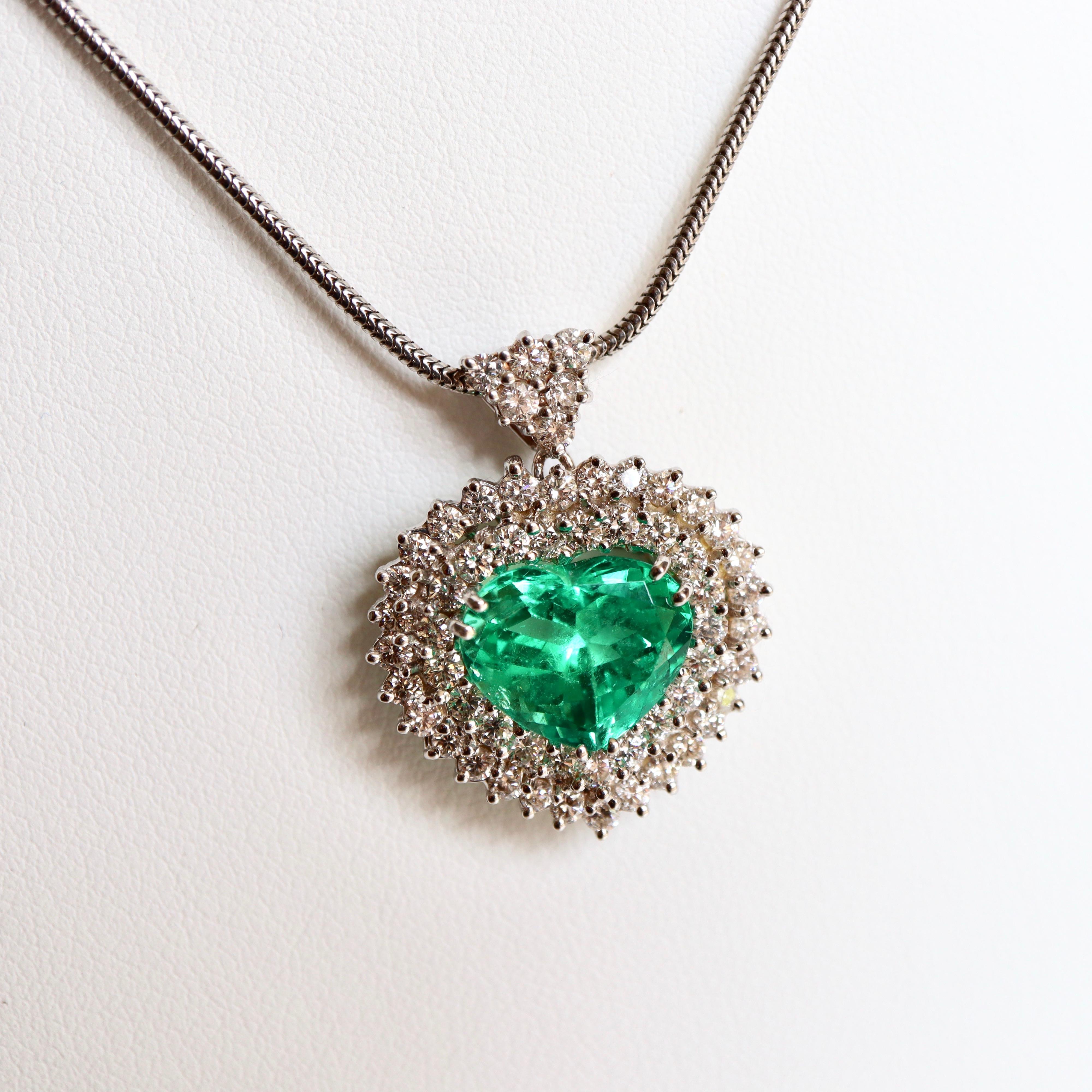 Emerald Heart 4.63 Carat Pendant 18 Carat White Gold and Diamonds In Good Condition For Sale In Paris, FR