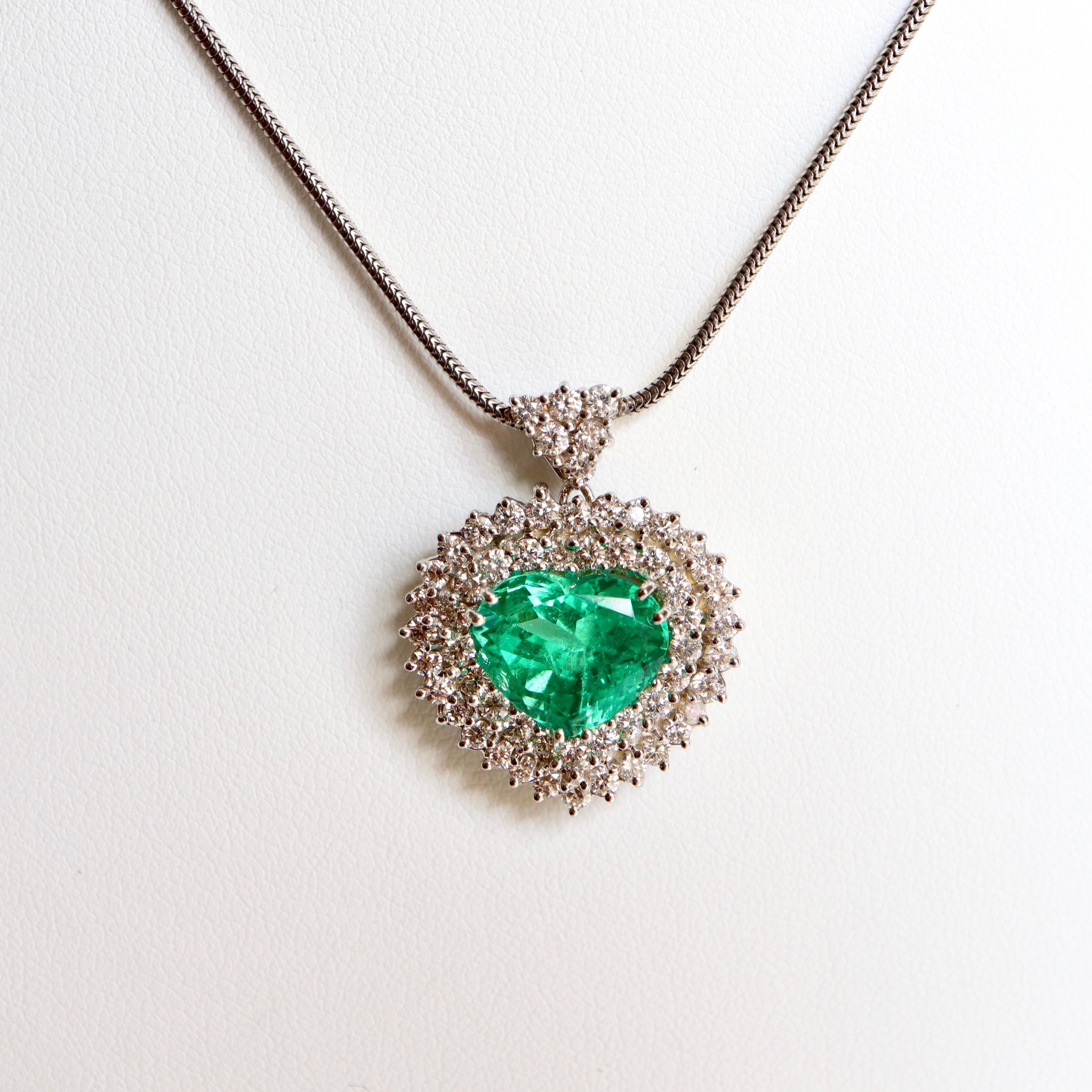 Women's or Men's Emerald Heart 4.63 Carat Pendant 18 Carat White Gold and Diamonds For Sale