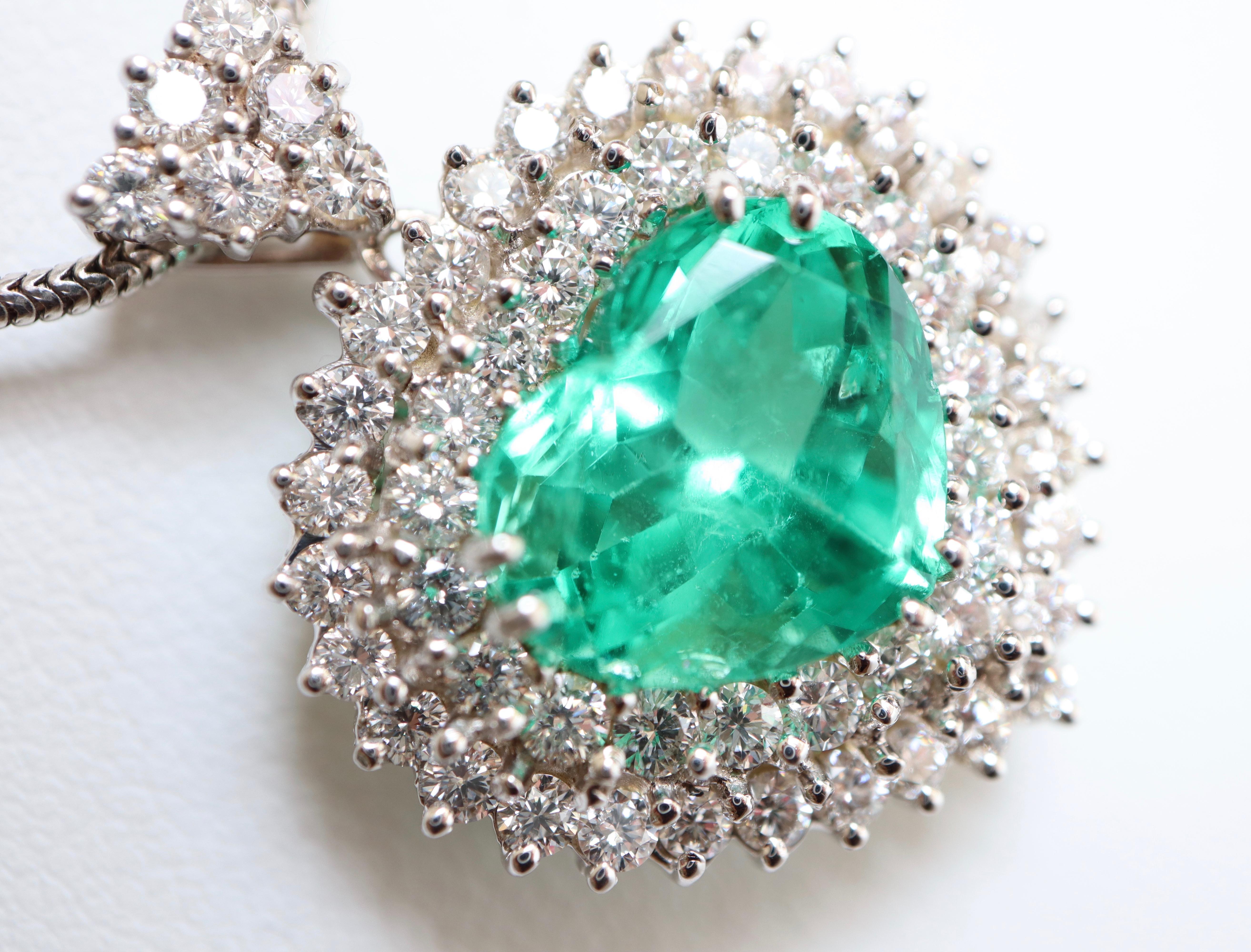 Emerald Heart 4.63 Carat Pendant 18 Carat White Gold and Diamonds For Sale 2