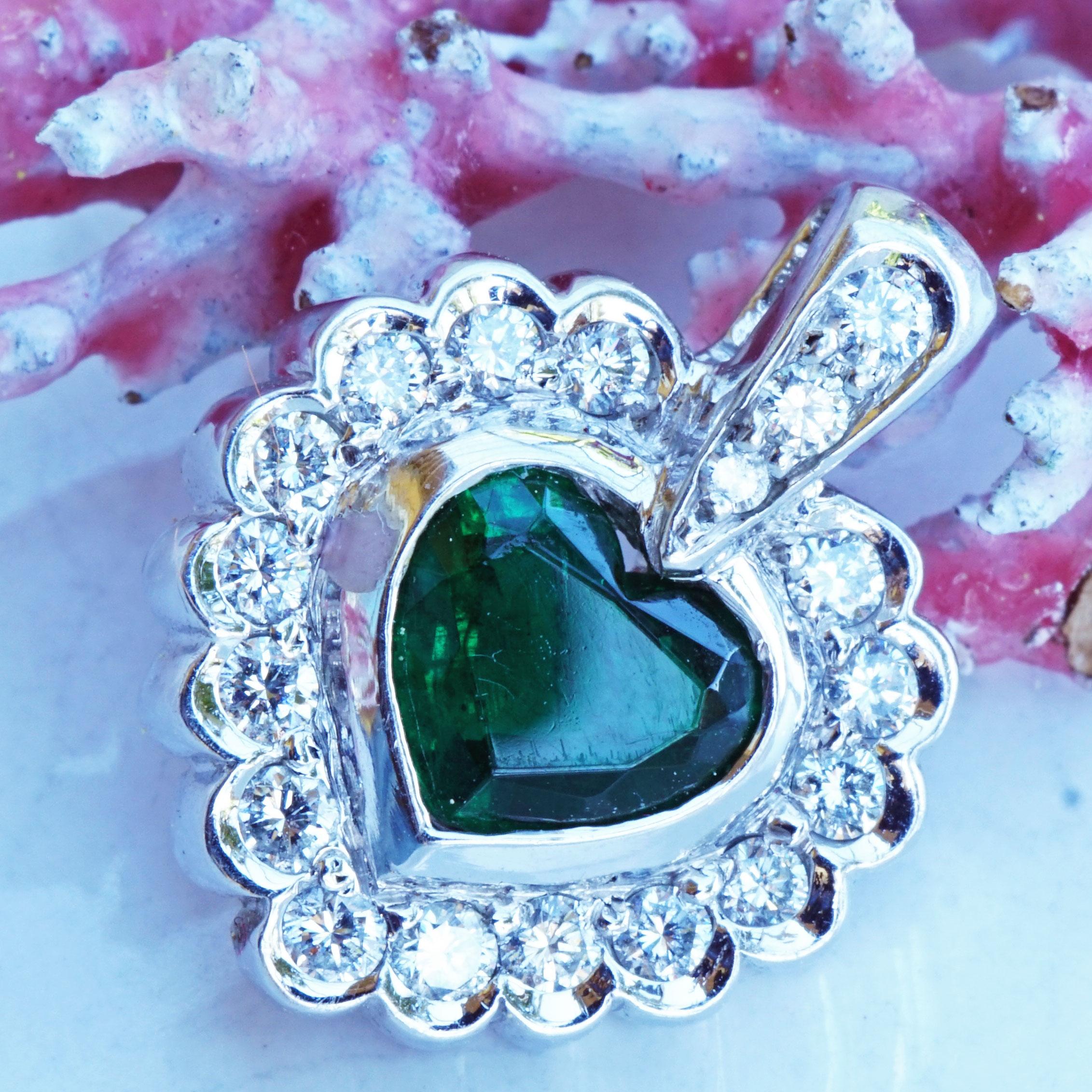 Modern Emerald Heart Brilliant Pendant Platinum what a Color! Afrika intensive green For Sale