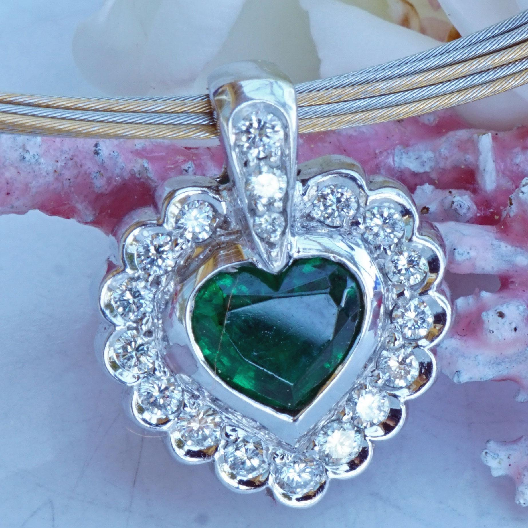 Heart Cut Emerald Heart Brilliant Pendant Platinum what a Color! Afrika intensive green For Sale