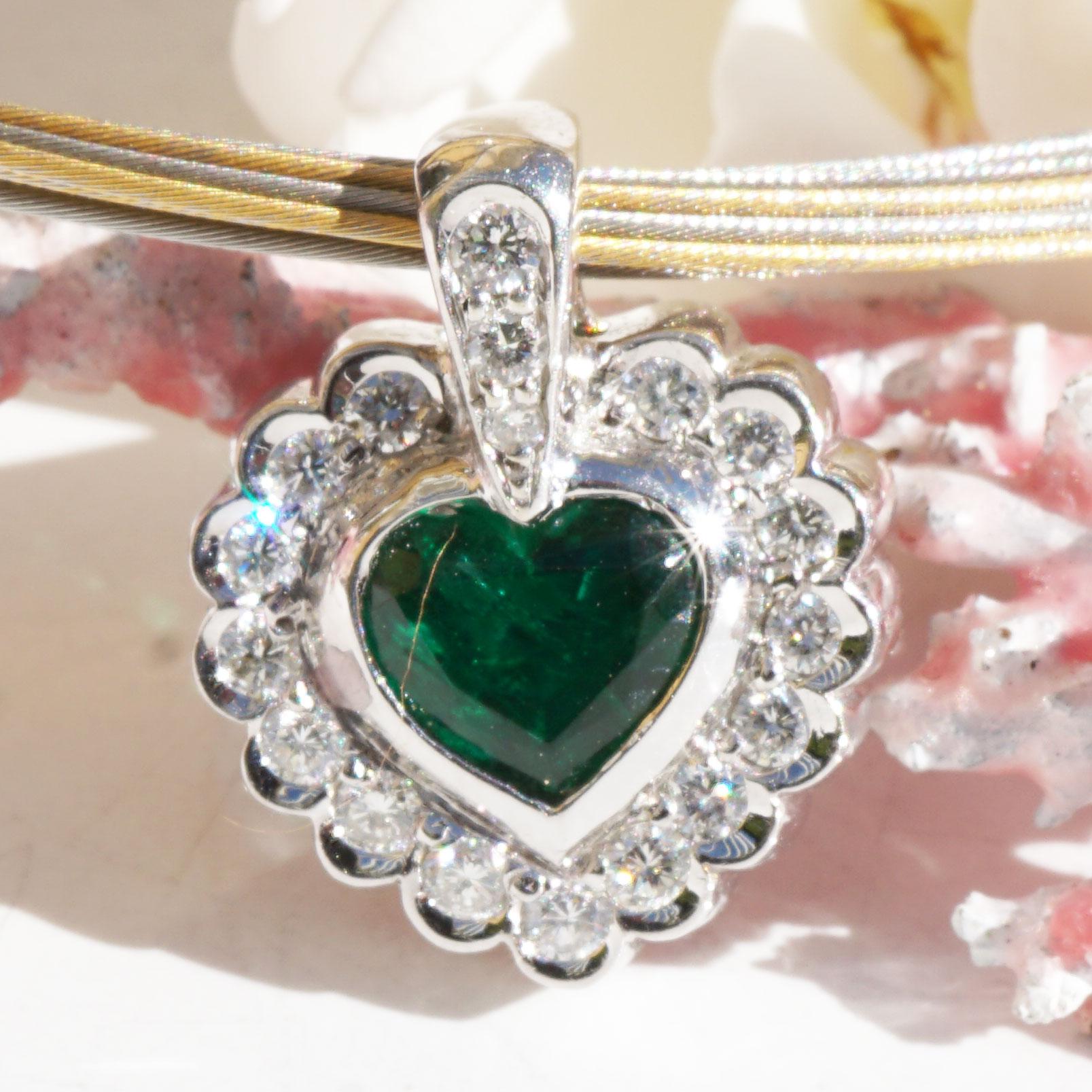 Emerald Heart Brilliant Pendant Platinum what a Color! Afrika intensive green In New Condition For Sale In Viena, Viena