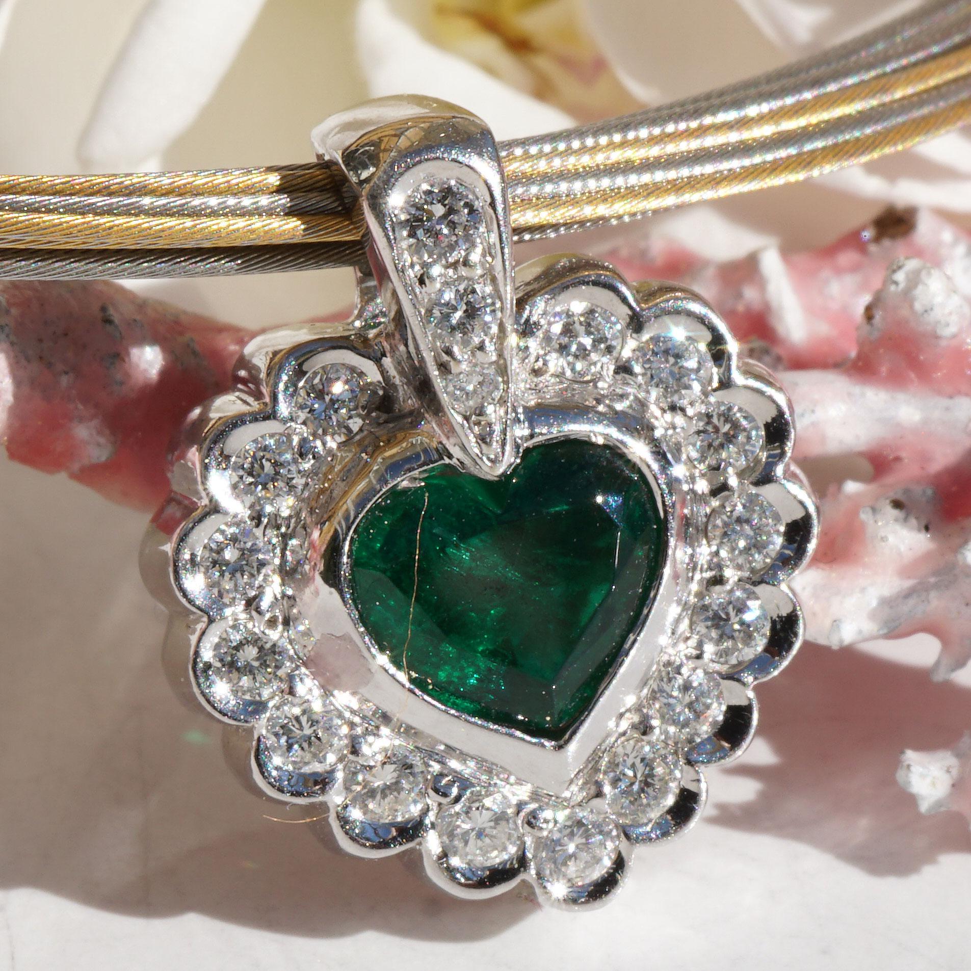 Women's or Men's Emerald Heart Brilliant Pendant Platinum what a Color! Afrika intensive green For Sale