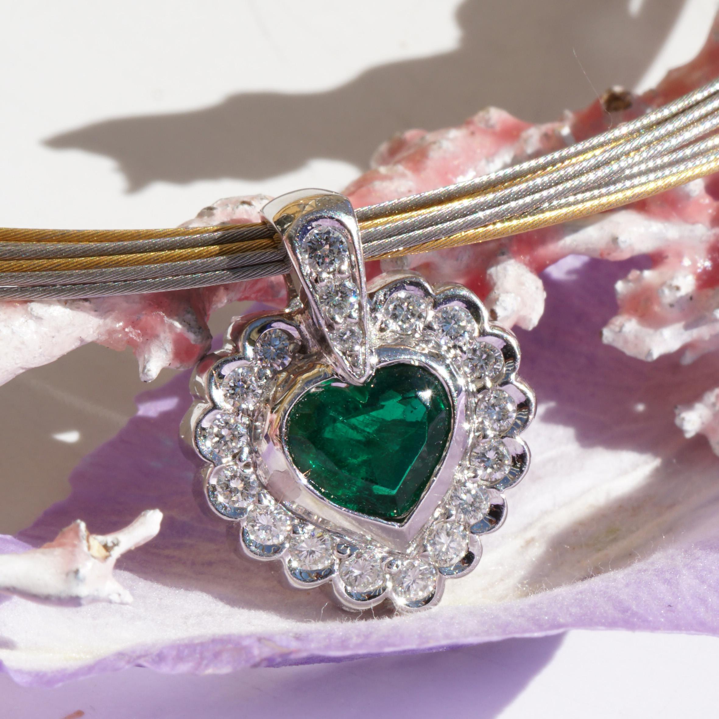 Emerald Heart Brilliant Pendant Platinum what a Color! Afrika intensive green For Sale 1
