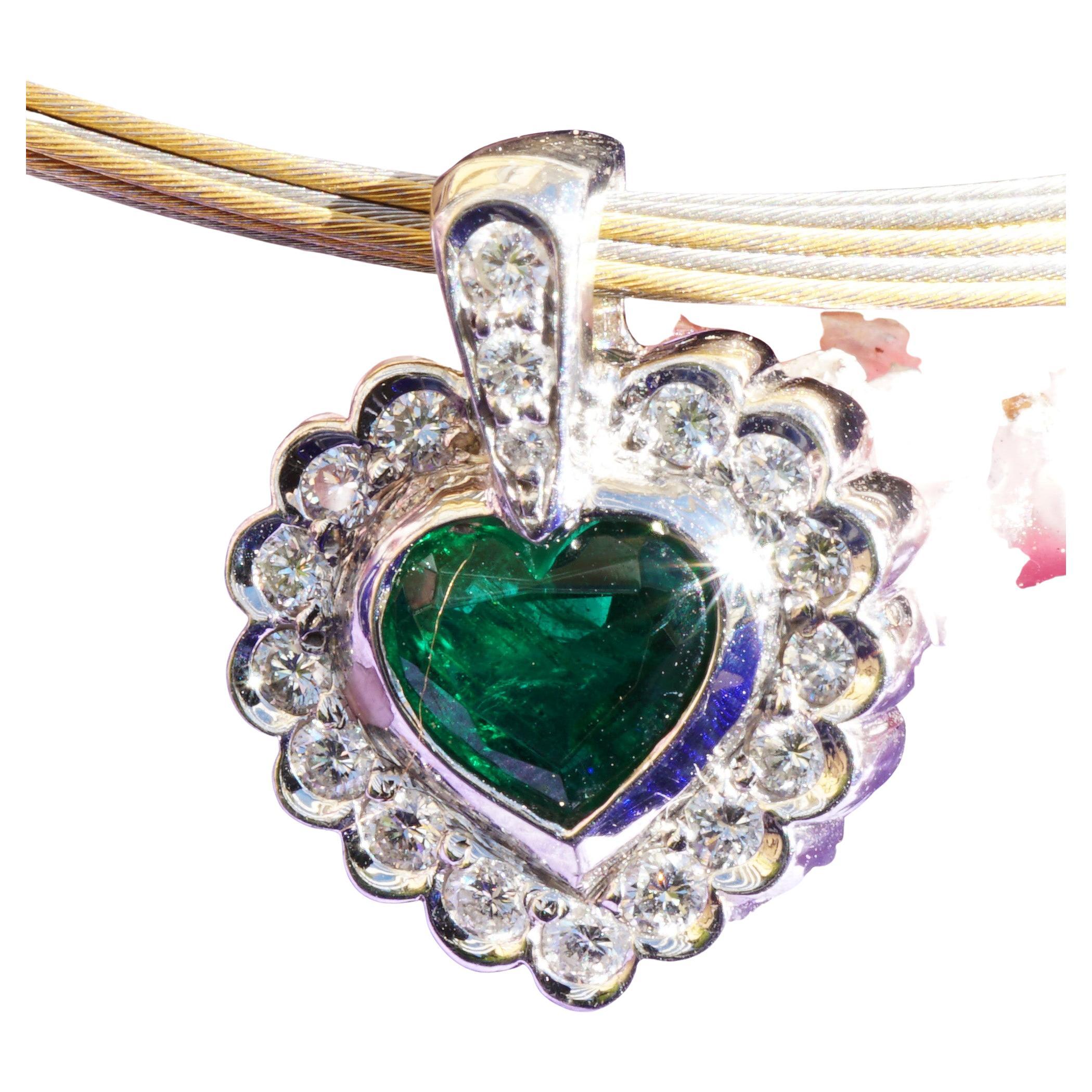 Emerald Heart Brilliant Pendant Platinum what a Color! Afrika intensive green For Sale