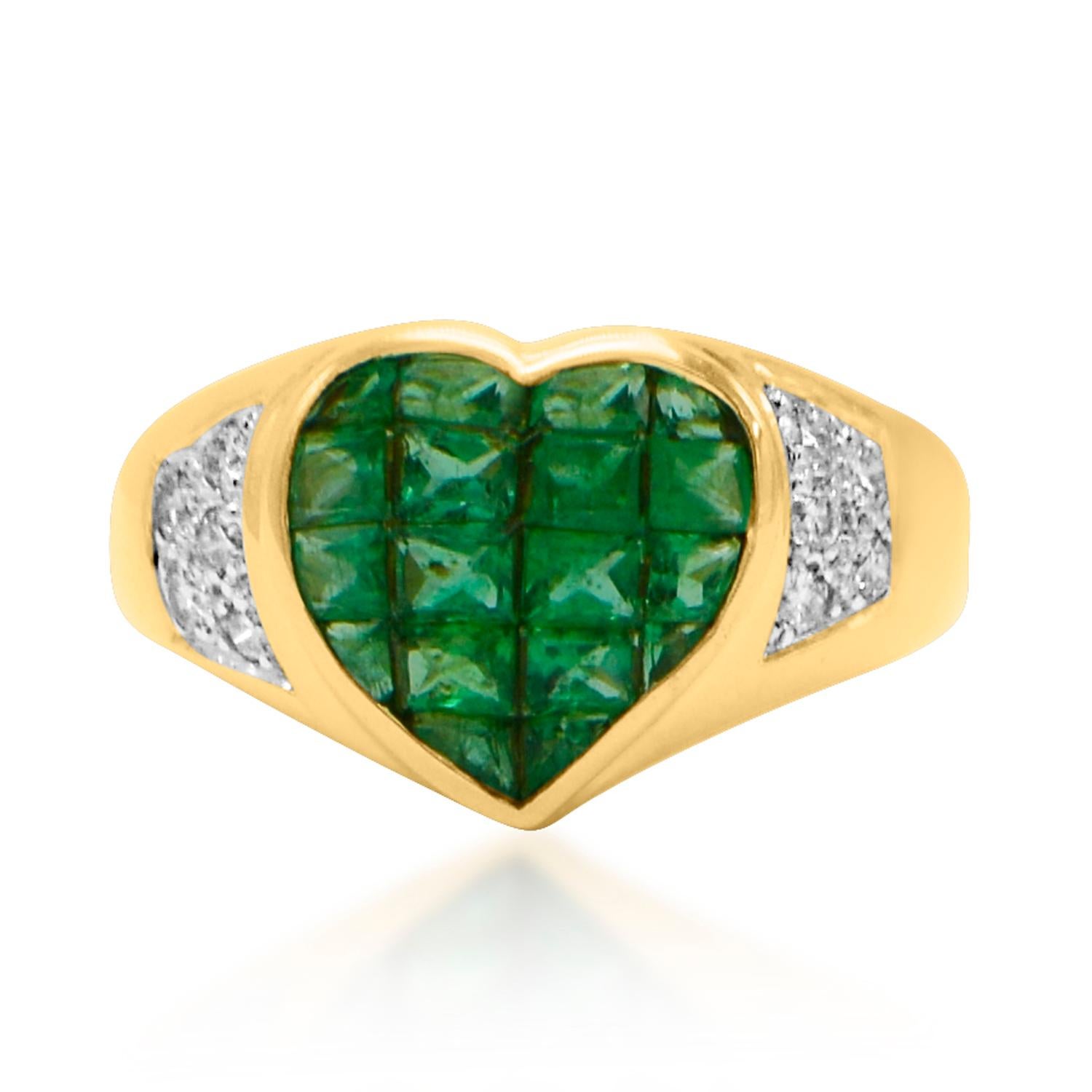 Bague en or 18 carats sertie d'un cœur en forme d'émeraude et de diamants à monture invisible en vente 1